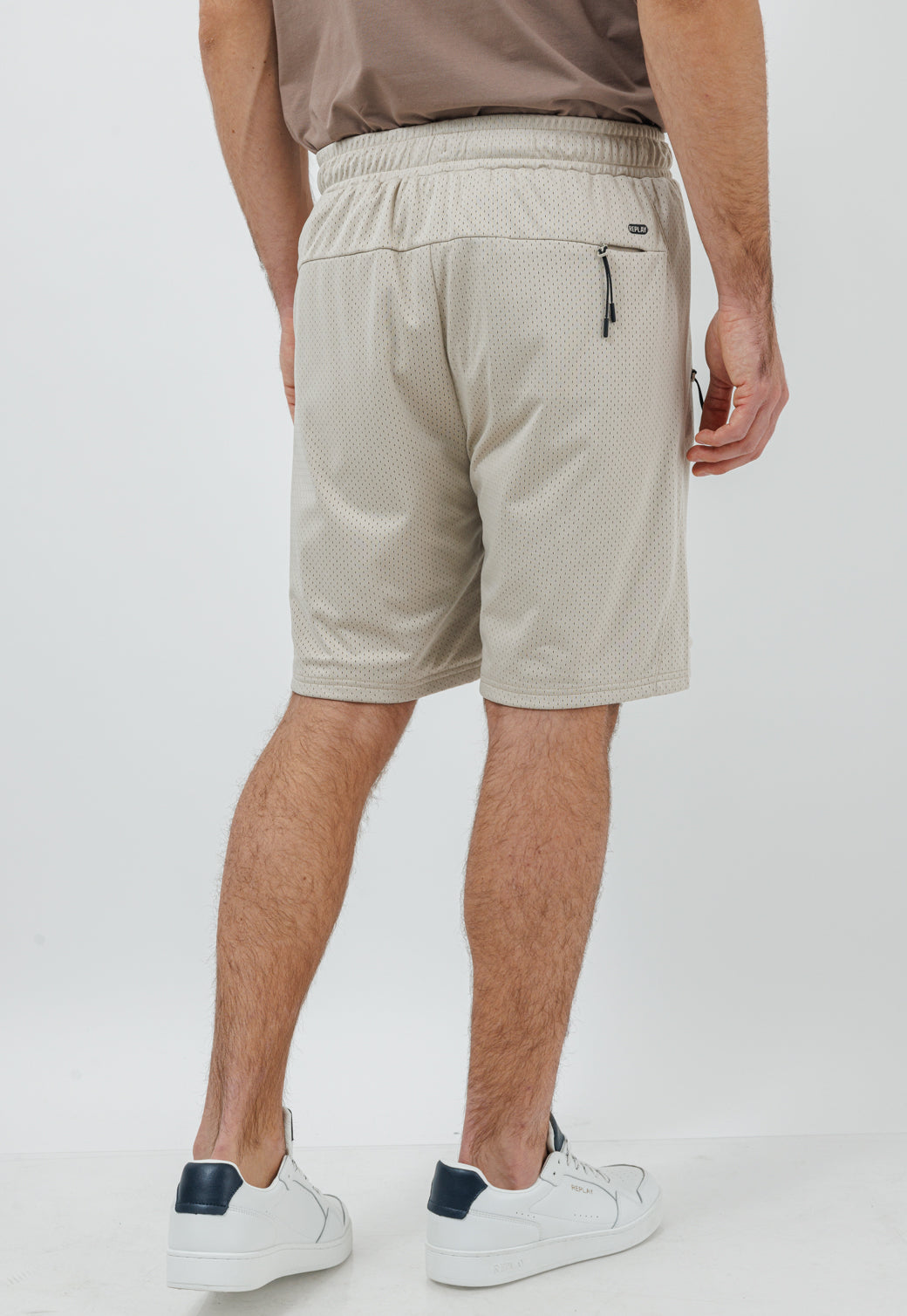 מכנסיים קצרים לגברים בצבע אבן מבד רשת נושם