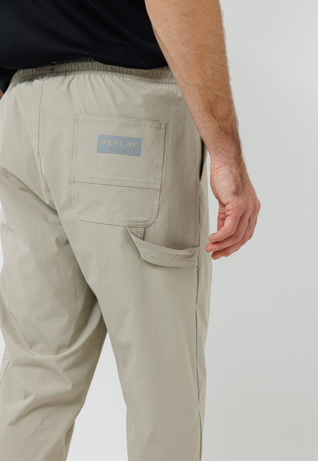 מכנסי קרגו ניילון בגזרה מחויטת – בצבע בז'