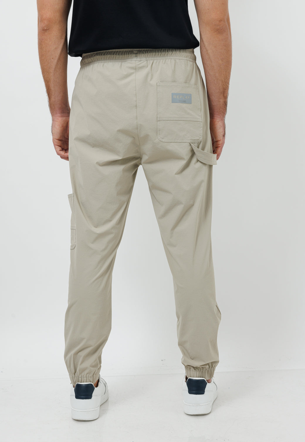 מכנסי קרגו ניילון בגזרה מחויטת – בצבע בז'