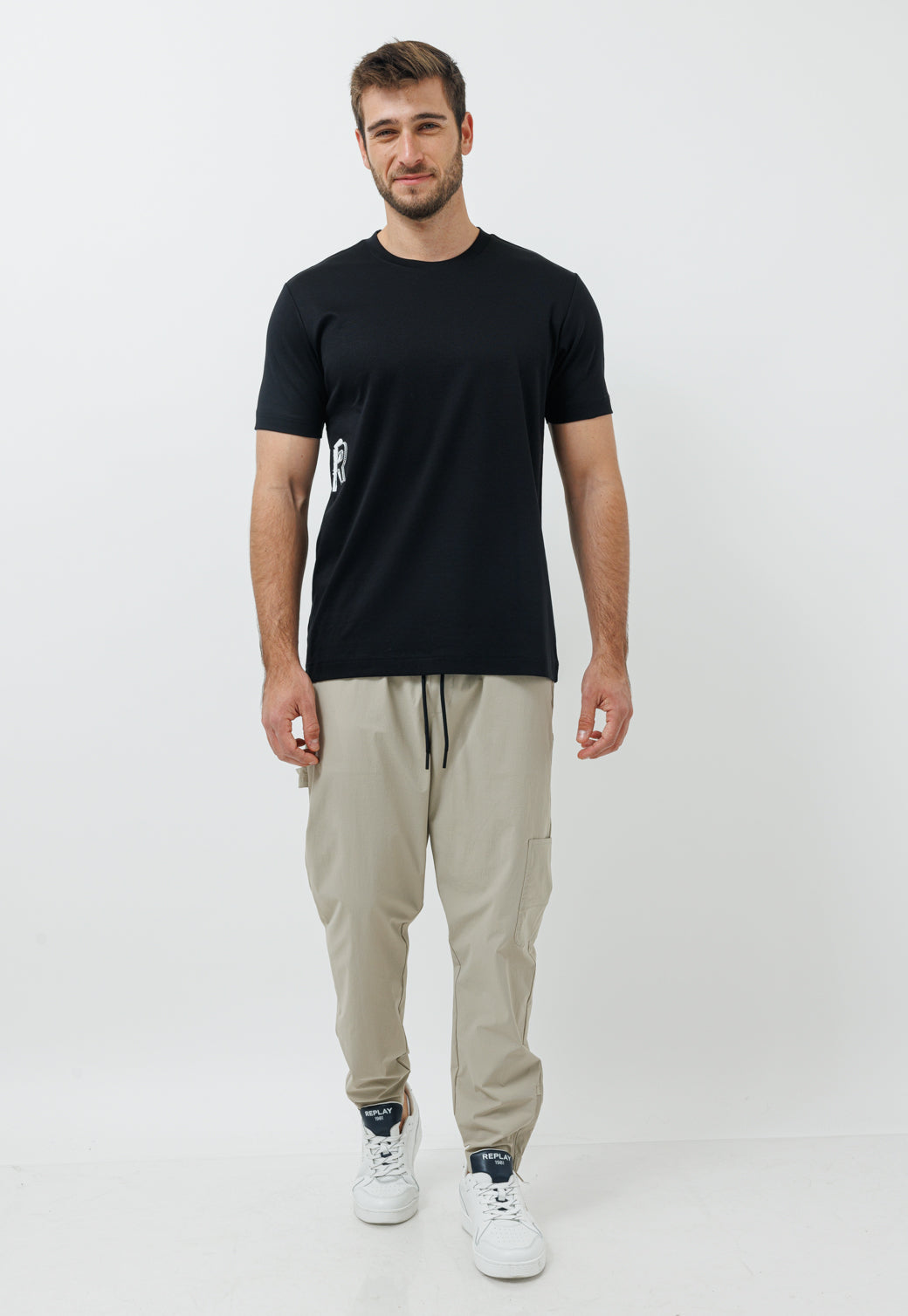 מכנסי קרגו ניילון בגזרה מחויטת – בצבע בז'