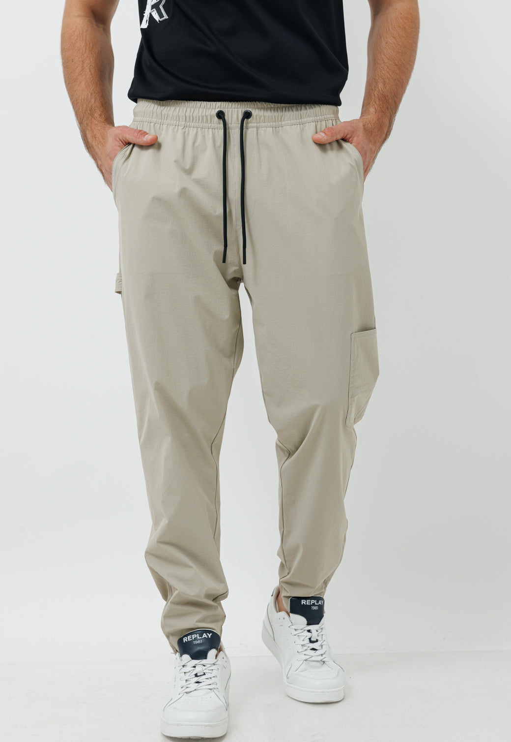 מכנסי קרגו ניילון בגזרה מחויטת – בצבע בז'