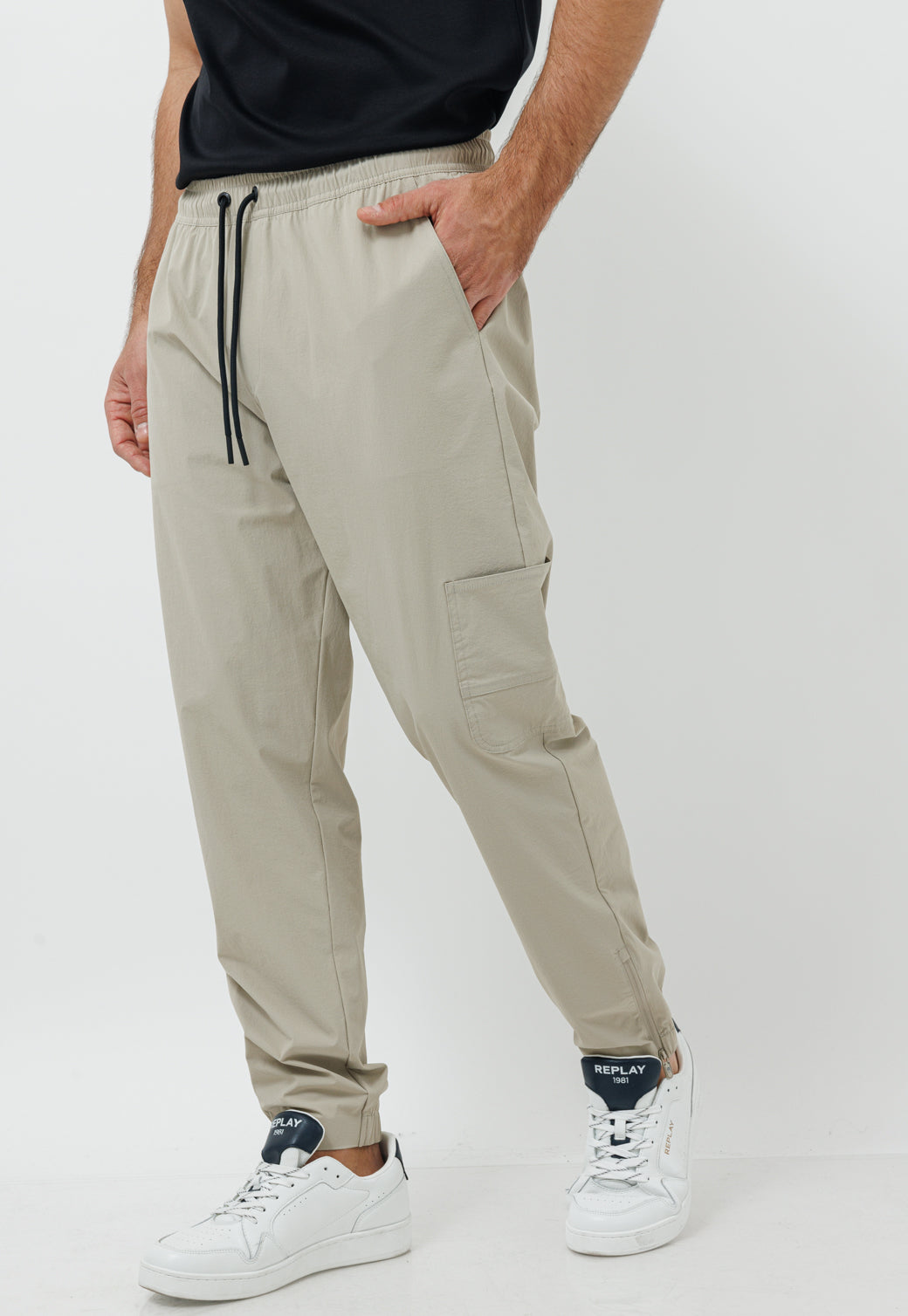 מכנסי קרגו ניילון בגזרה מחויטת – בצבע בז'