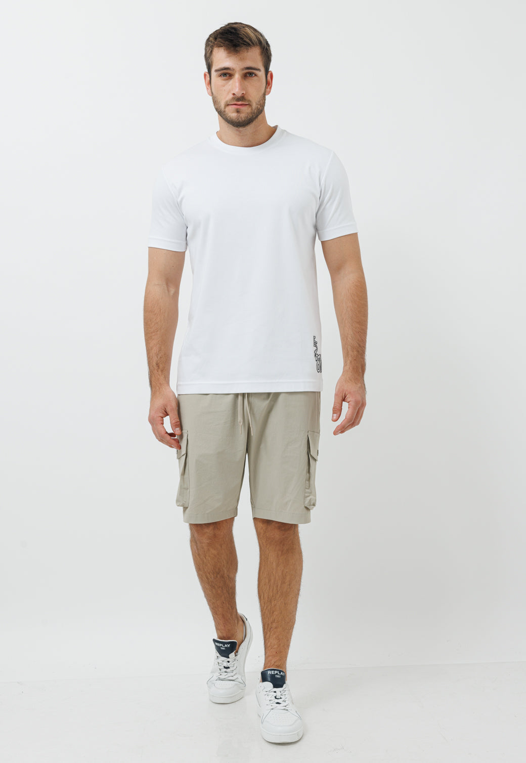 מכנסי שורט ניילון עם כיסי קרגו – בצבע בז'