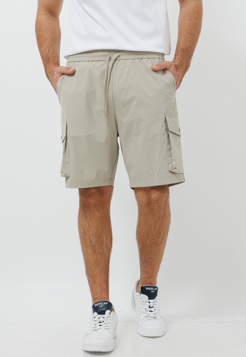 מכנסי שורט ניילון עם כיסי קרגו – בצבע בז'