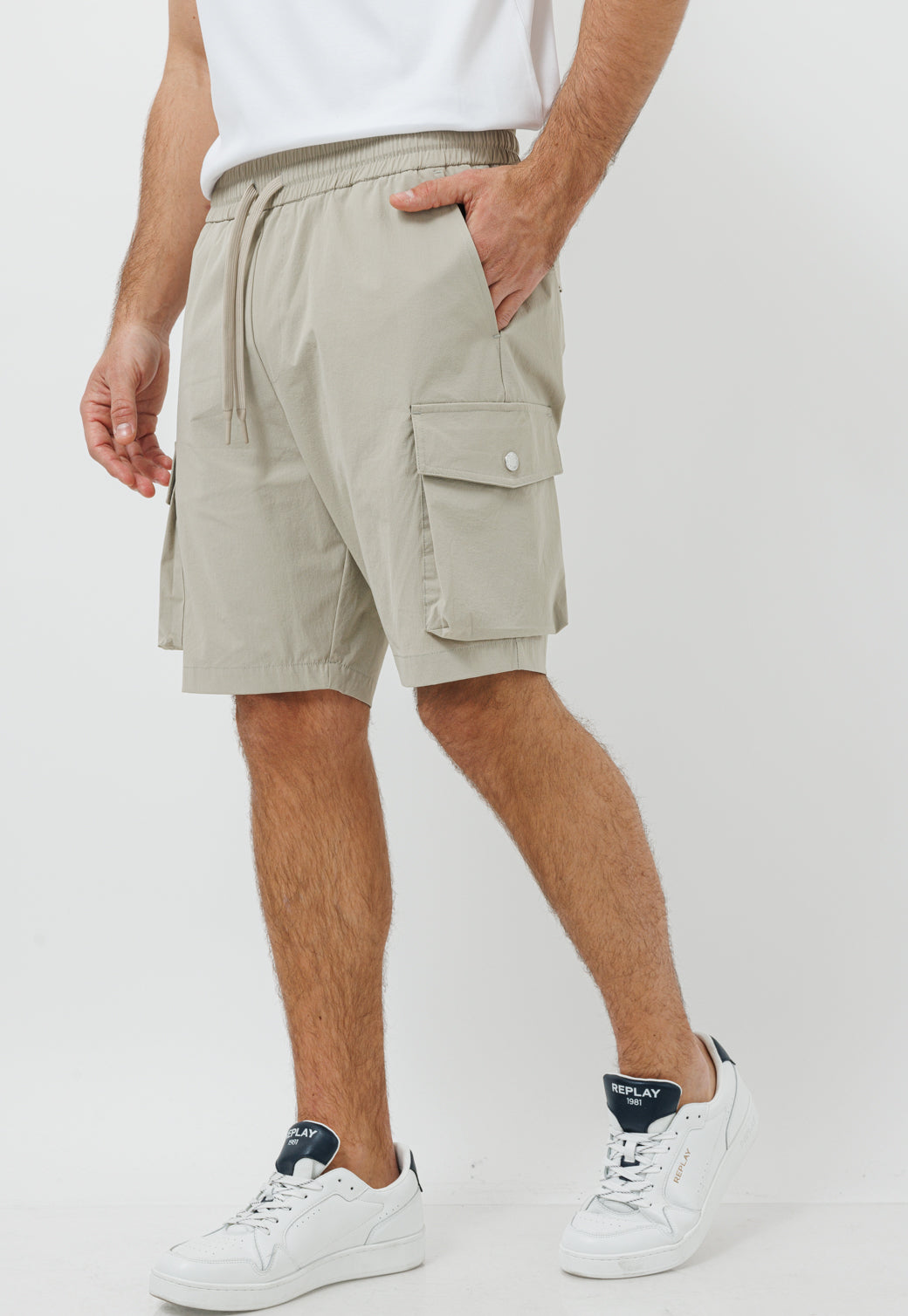 מכנסי שורט ניילון עם כיסי קרגו – בצבע בז'
