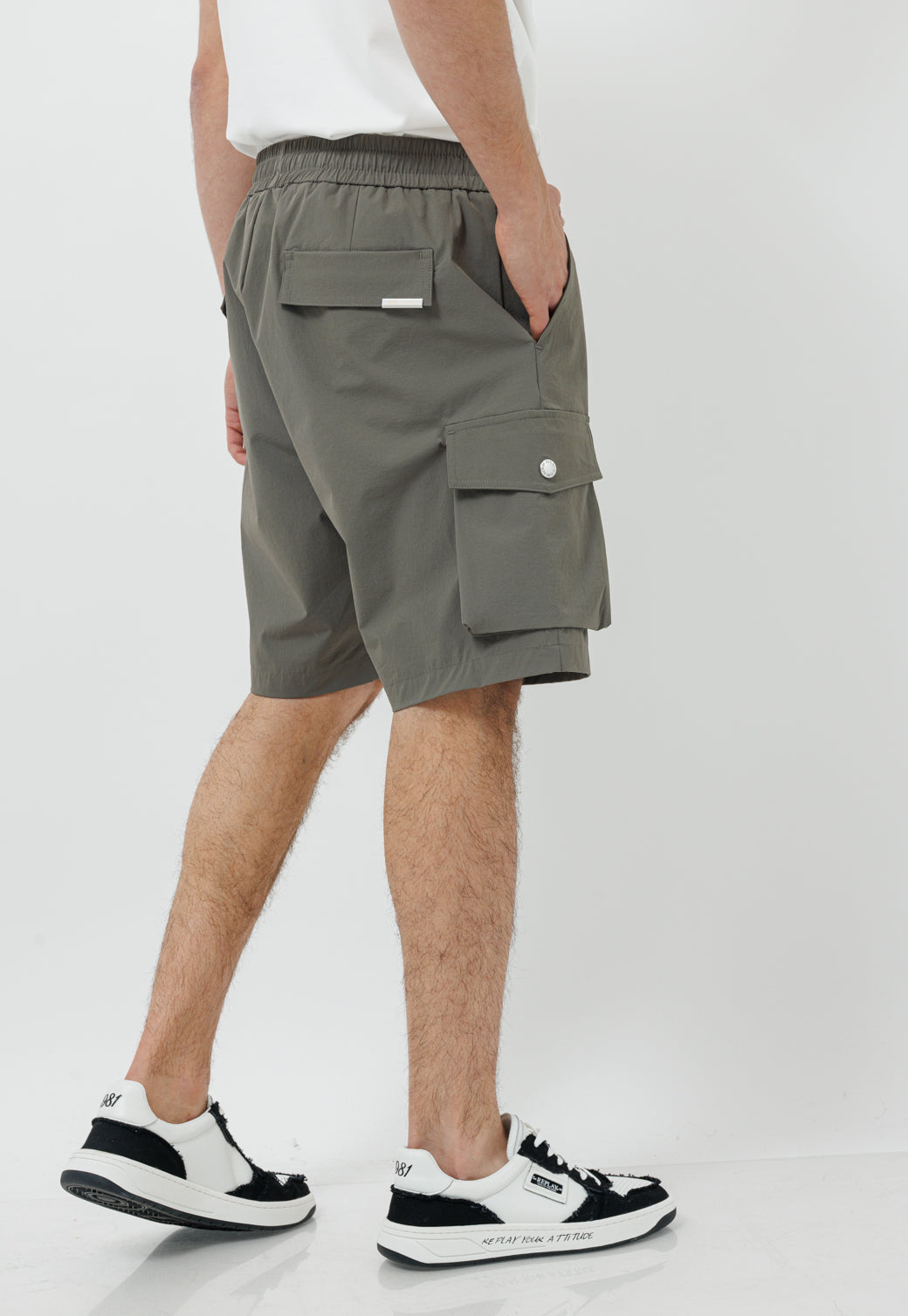 מכנסי שורט ניילון קרגו – בצבע ירוק זית