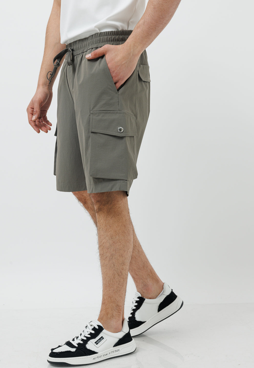 מכנסי שורט ניילון קרגו – בצבע ירוק זית