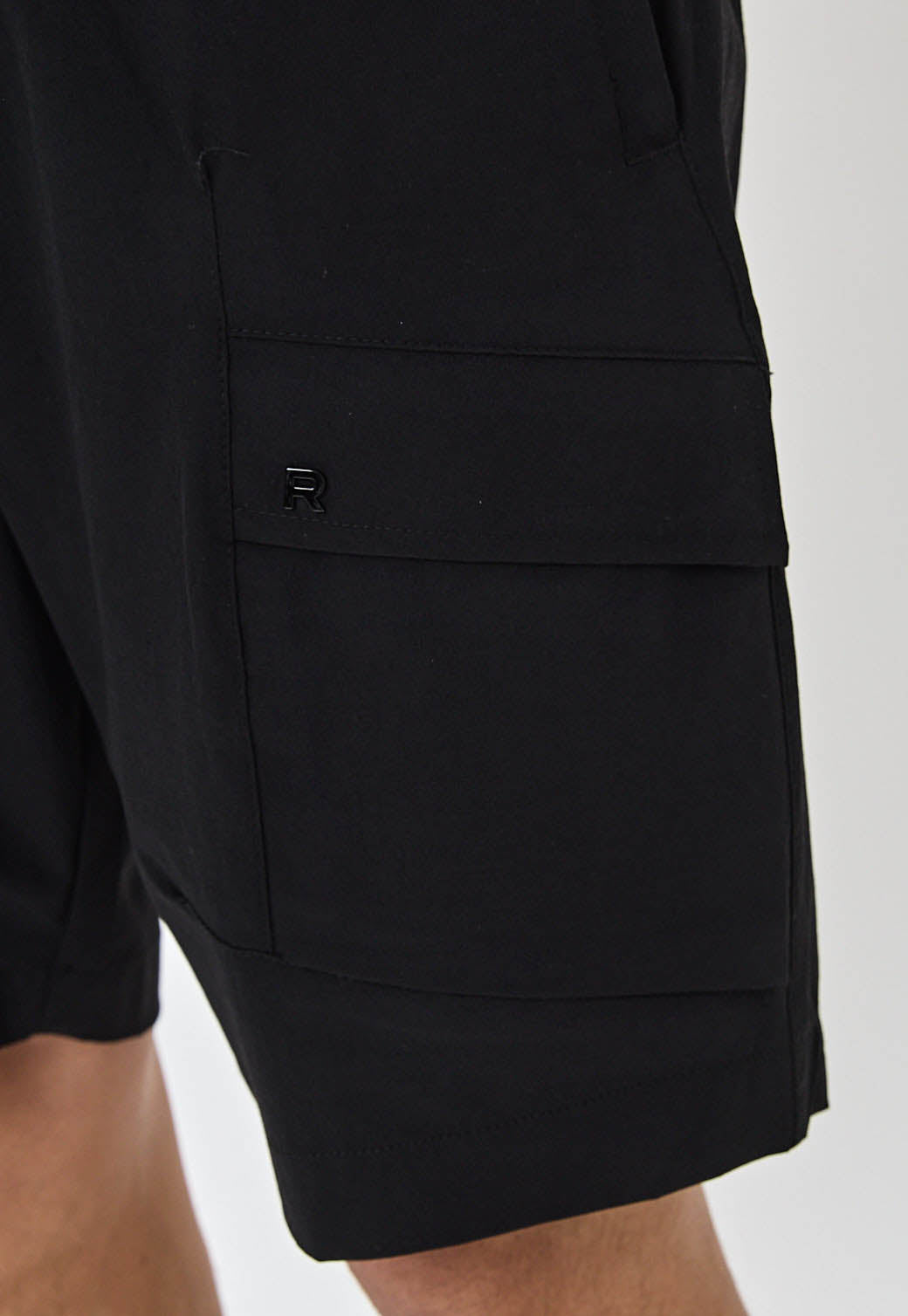 מכנסיים קצרים לגברים בצבע שחור