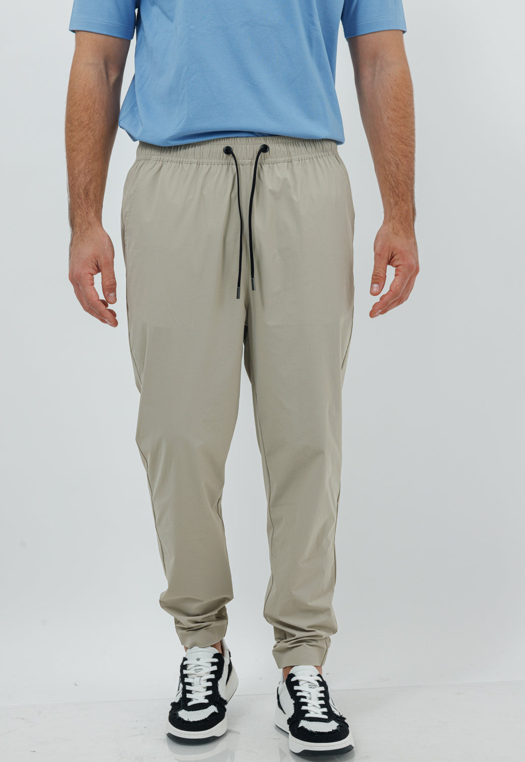 מכנסי ג'וגר ניילון בצבע בז'