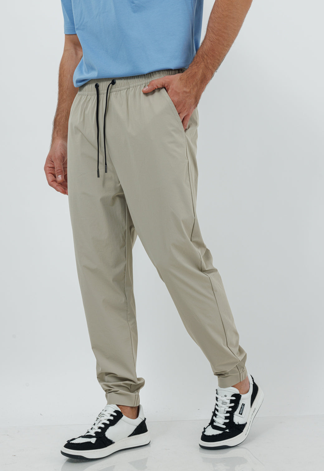 מכנסי ג'וגר ניילון בצבע בז'