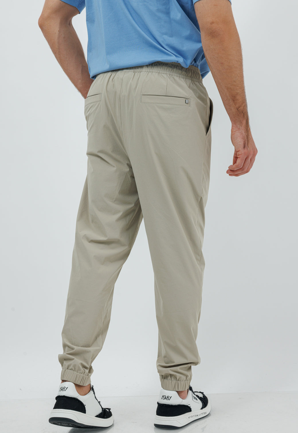 מכנסי ג'וגר ניילון בצבע בז'