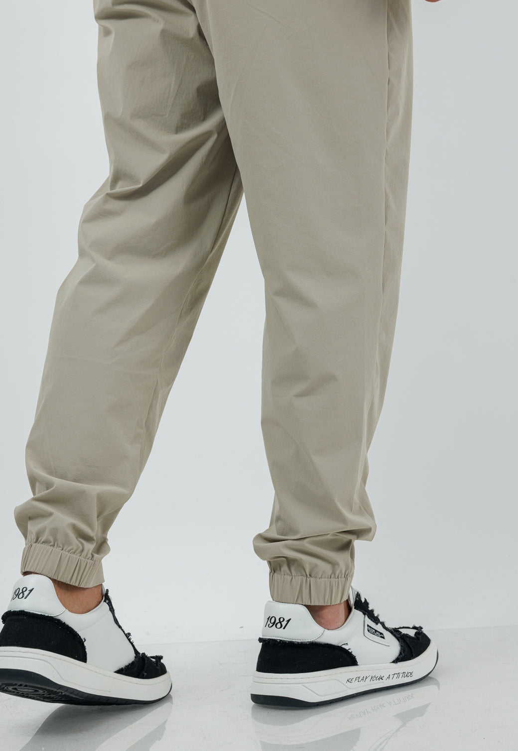 מכנסי ג'וגר ניילון בצבע בז'