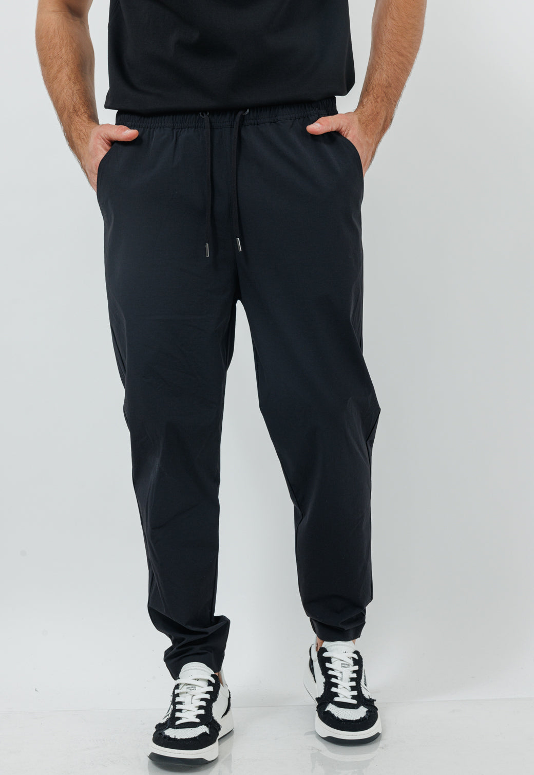 מכנסי ג'וגר ניילון בצבע שחור