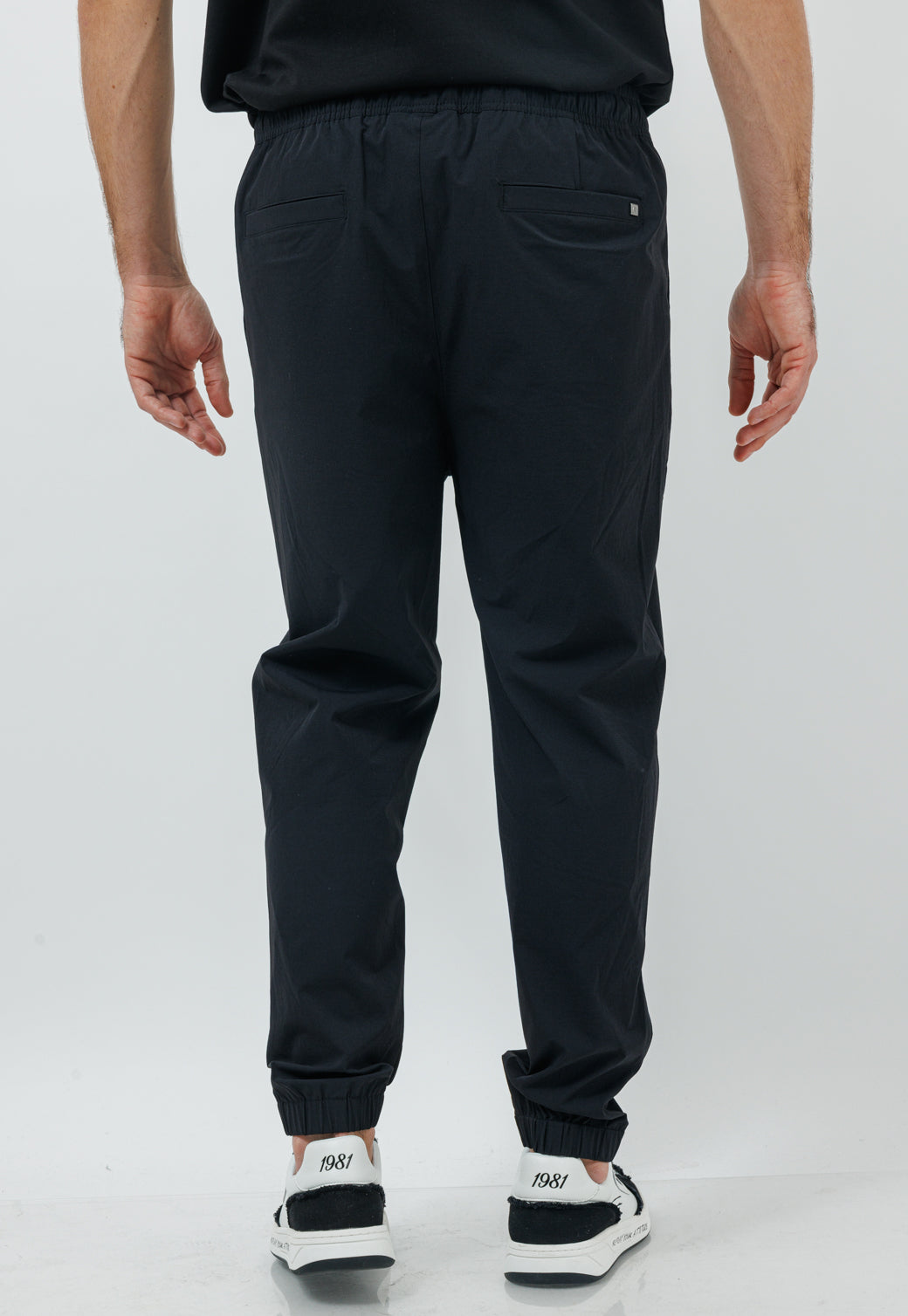 מכנסי ג'וגר ניילון בצבע שחור