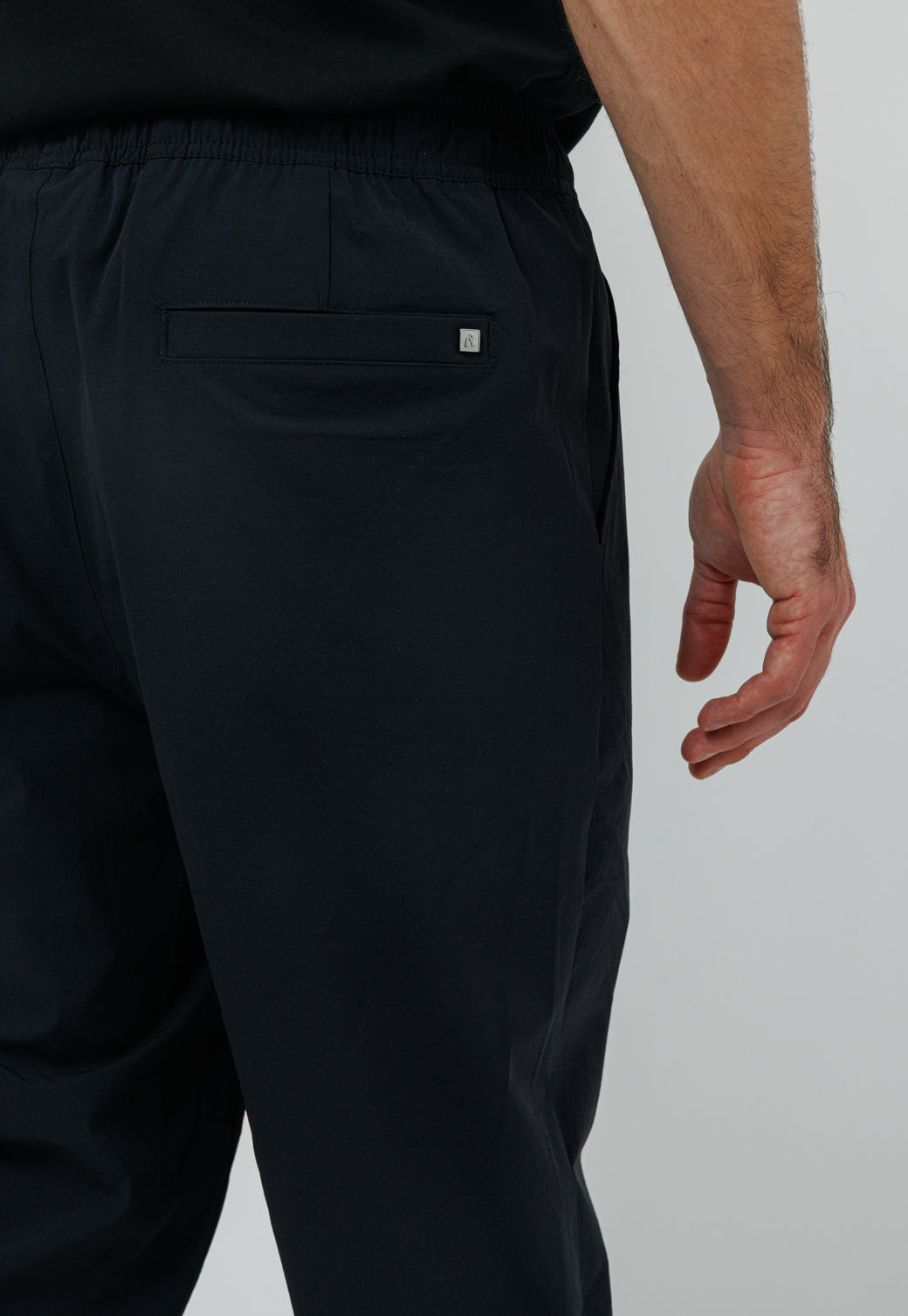 מכנסי ג'וגר ניילון בצבע שחור