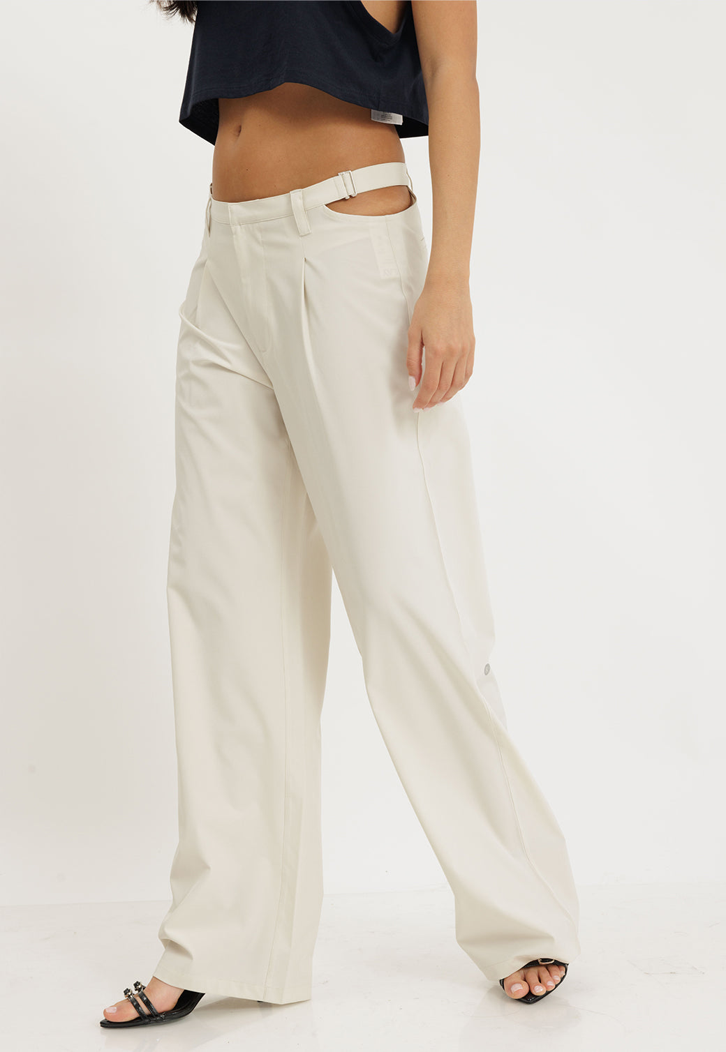 מכנסיים ארוכים רחבים עם פתחים במותן