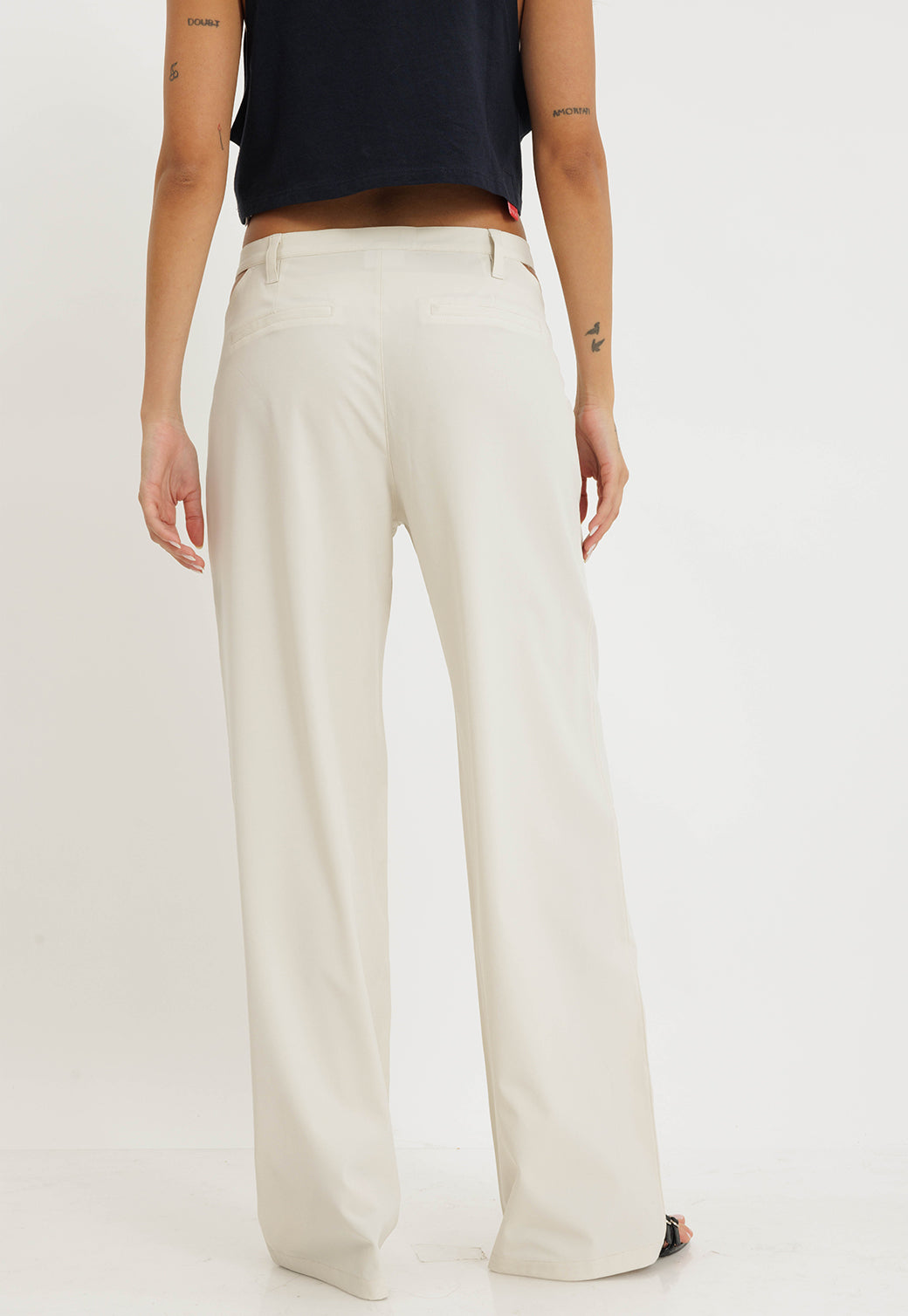 מכנסיים ארוכים רחבים עם פתחים במותן