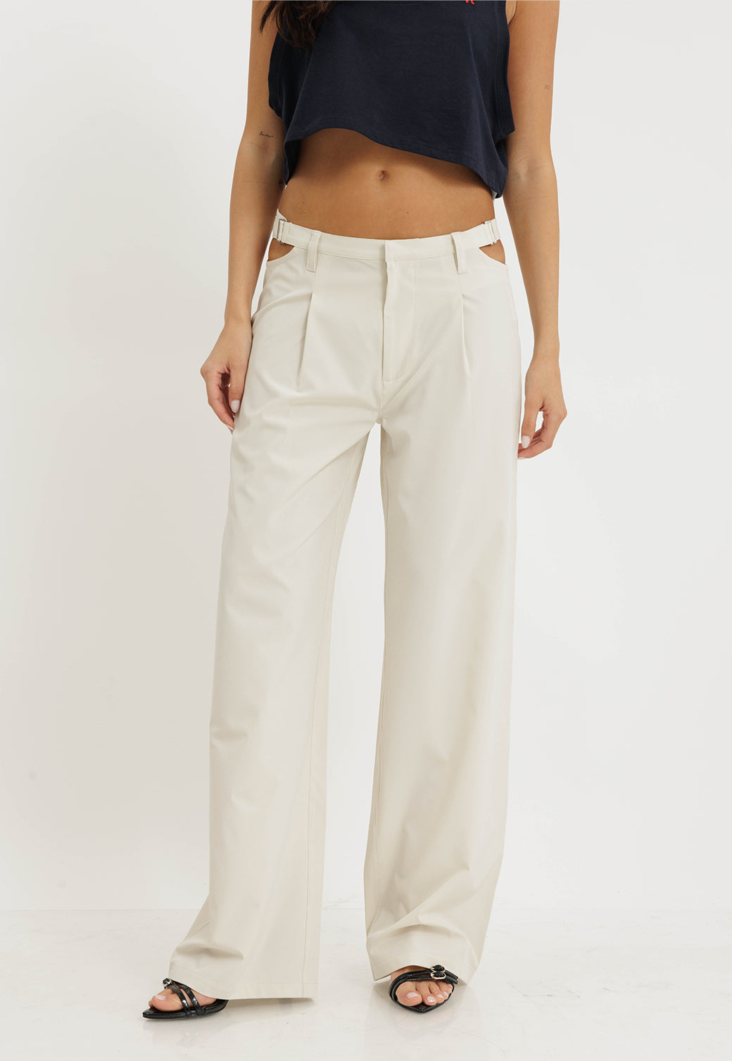 מכנסיים ארוכים רחבים עם פתחים במותן