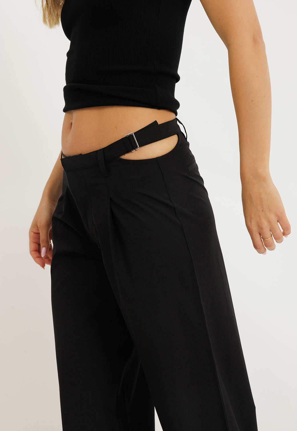 מכנסיים ארוכים רחבים עם פתחים במותן