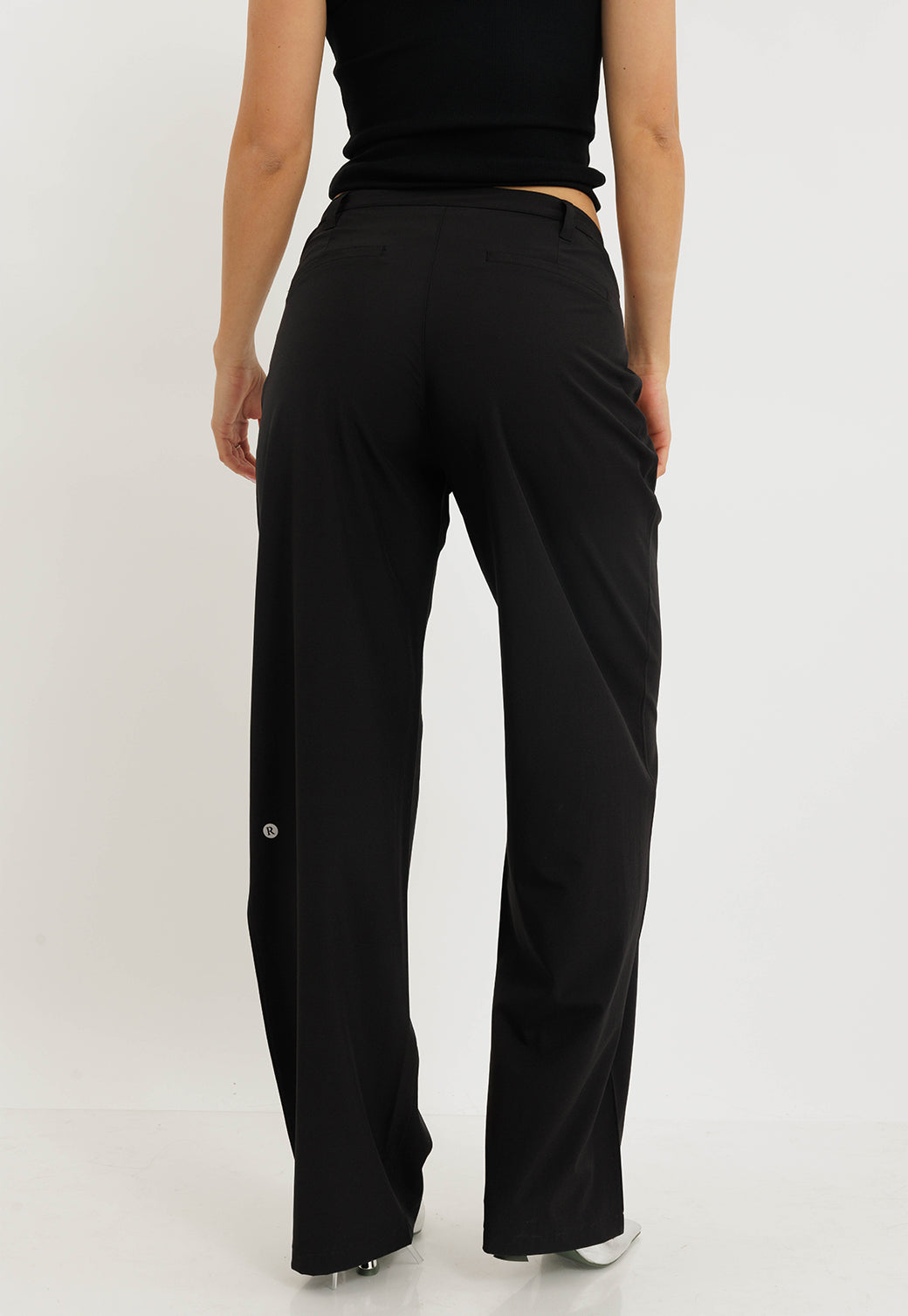 מכנסיים ארוכים רחבים עם פתחים במותן