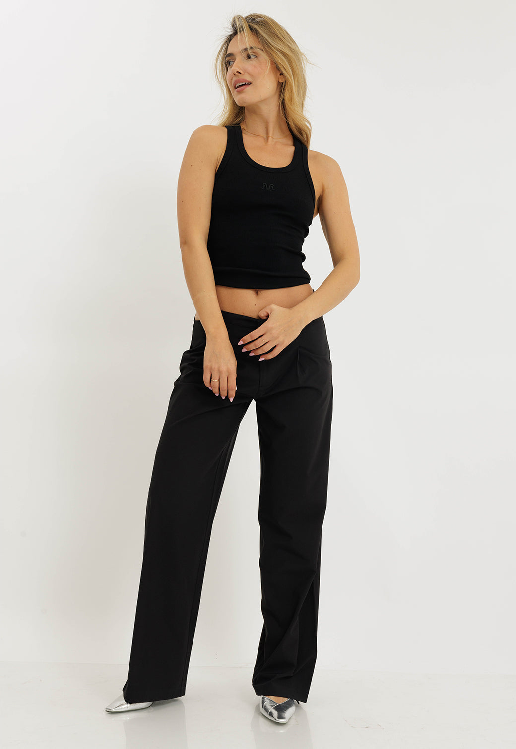 מכנסיים ארוכים רחבים עם פתחים במותן