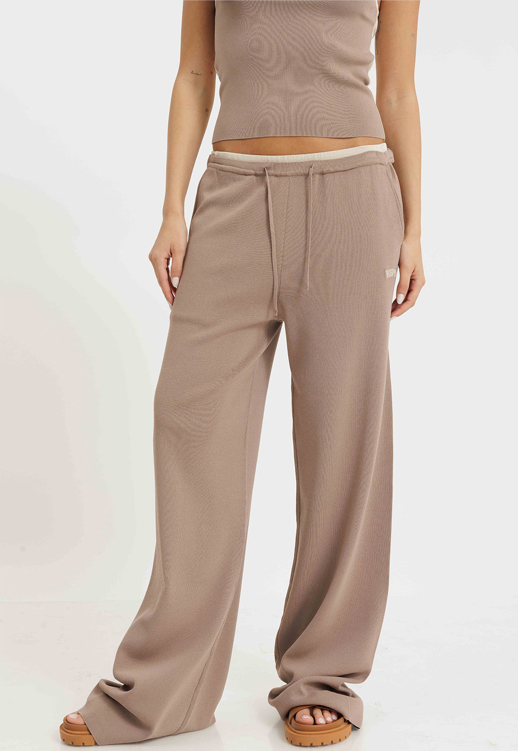 מכנסיים ארוכים לנשים בצבע בז'