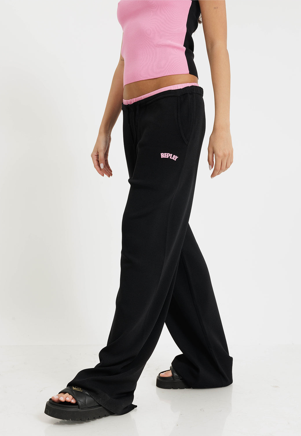 מכנסיים ארוכים לנשים בצבע שחור עם גימורים ורודים