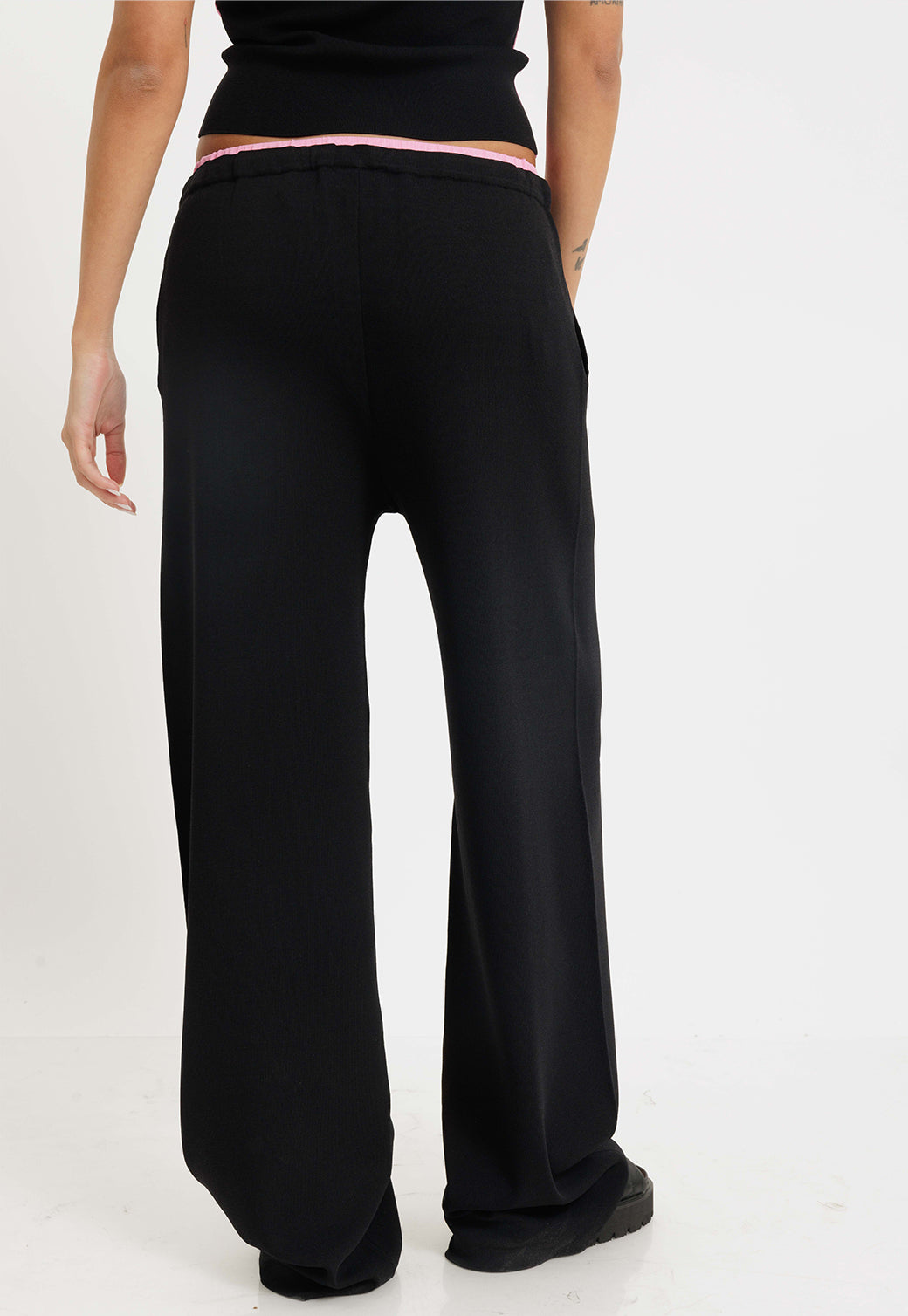 מכנסיים ארוכים לנשים בצבע שחור עם גימורים ורודים