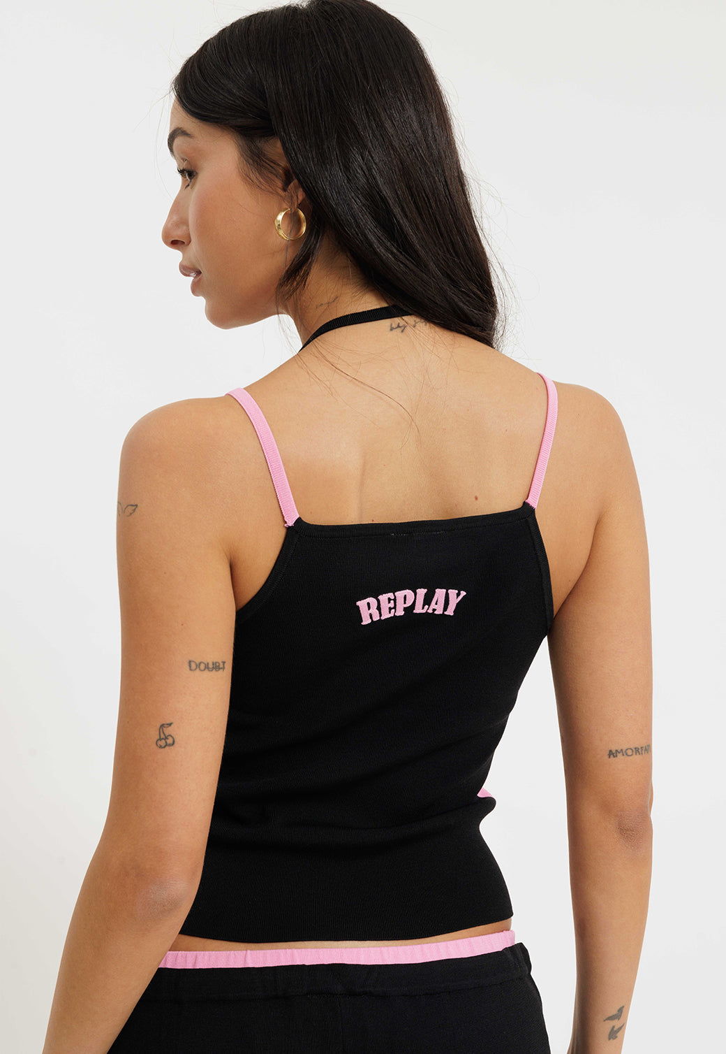 גופייה לנשים בצבע ורוד עם גב שחור