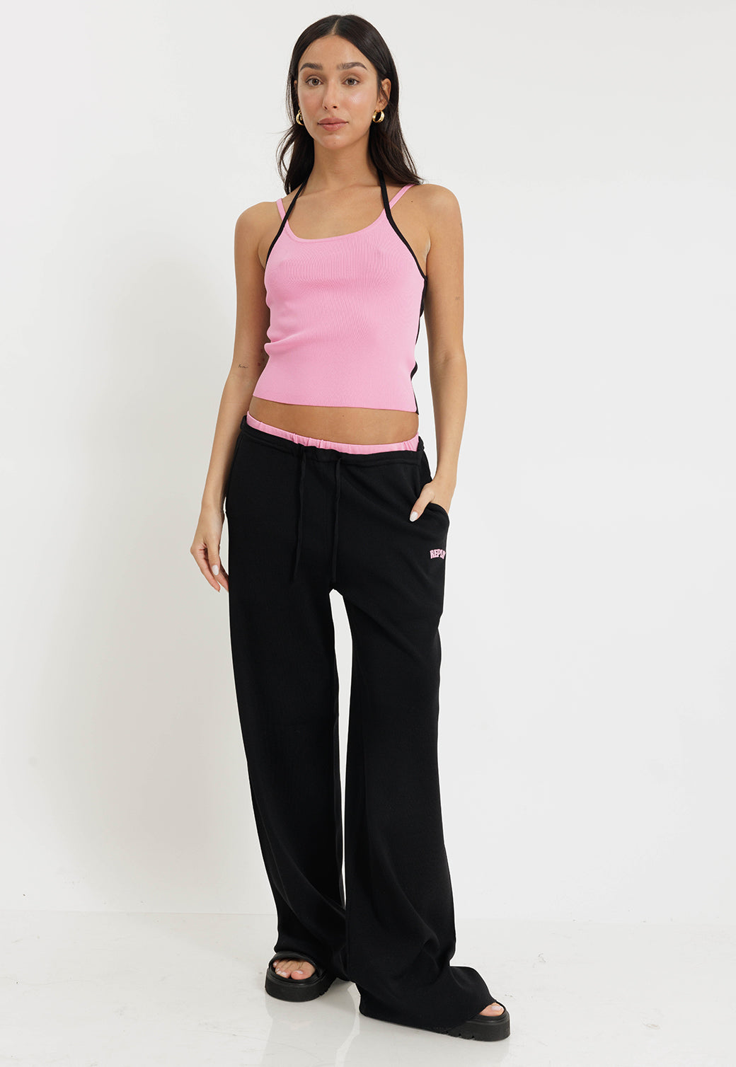 גופייה לנשים בצבע ורוד עם גב שחור