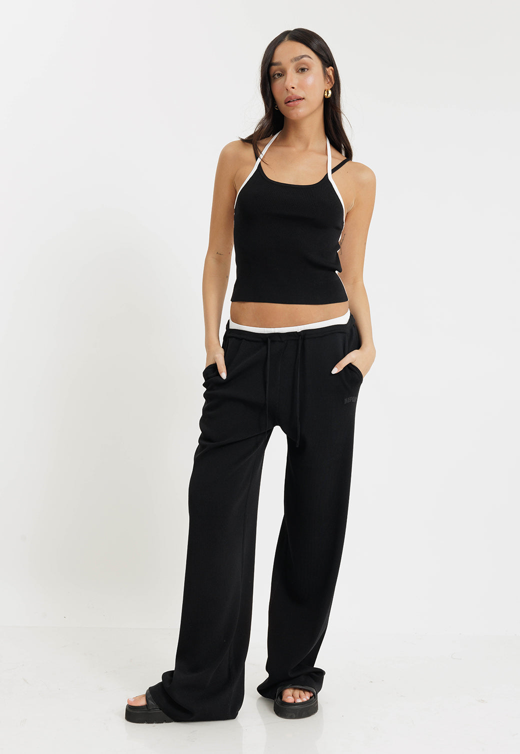 גופייה לנשים בצבע שחור עם גימורים לבנים