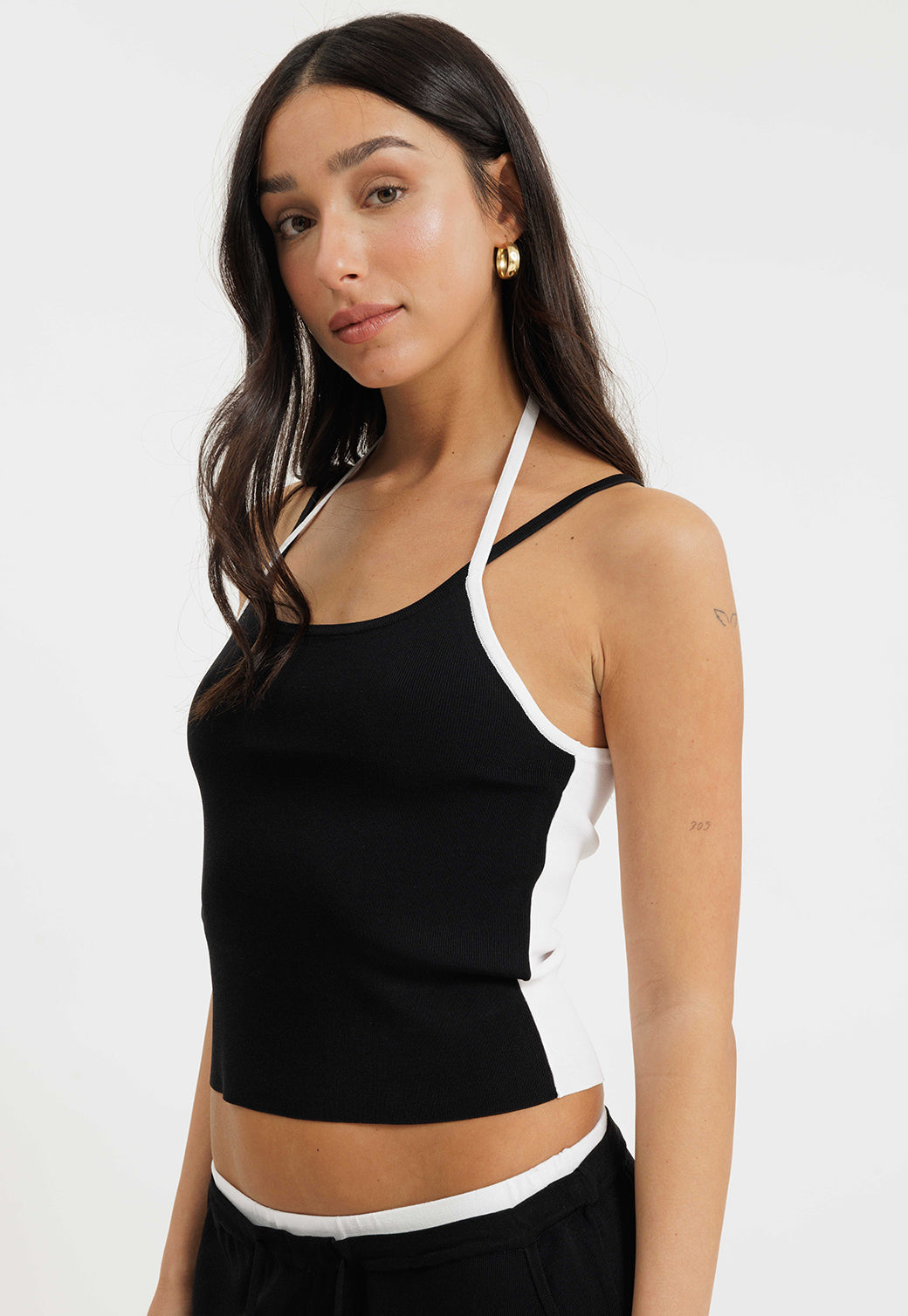 גופייה לנשים בצבע שחור עם גימורים לבנים