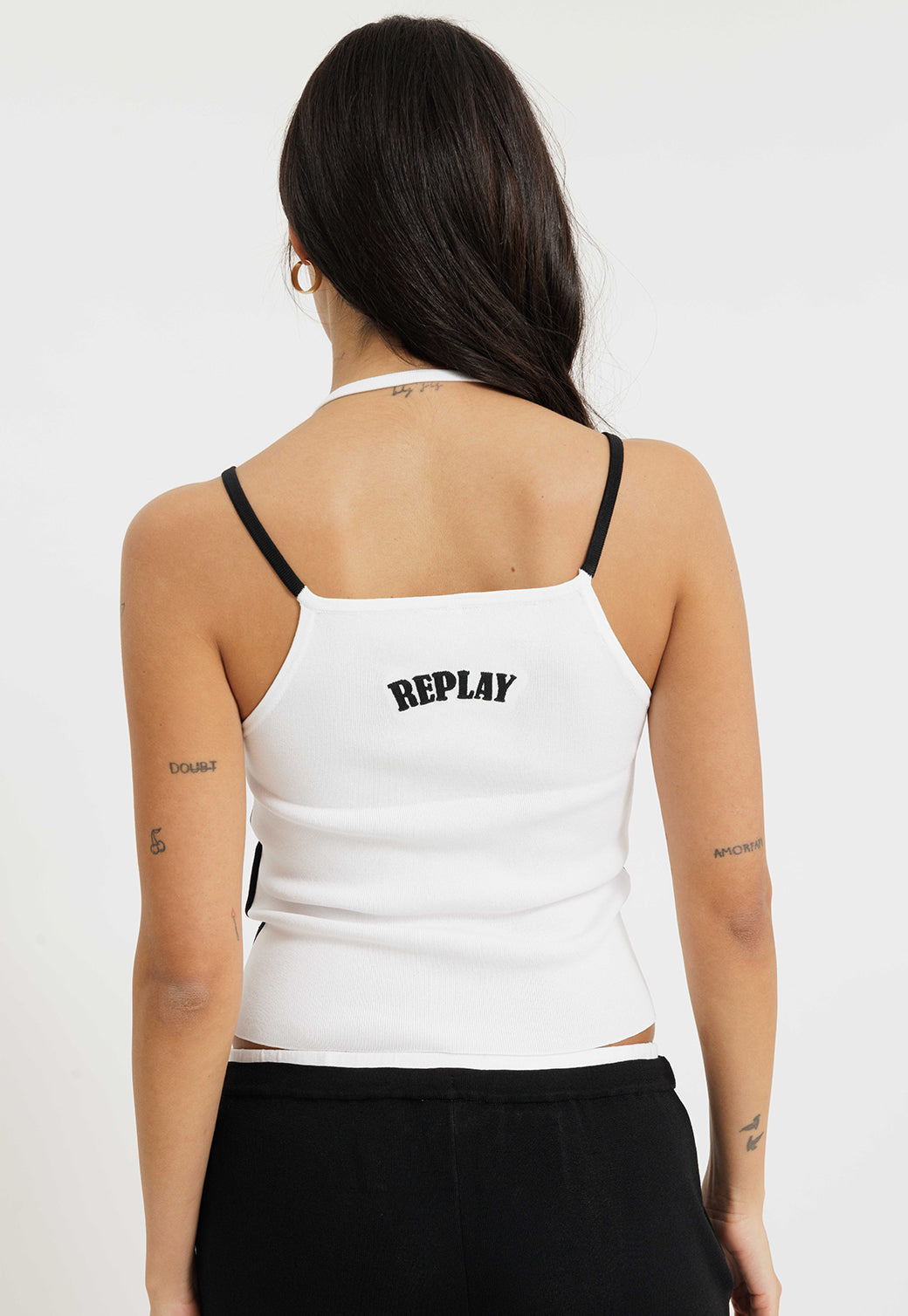 גופייה לנשים בצבע שחור עם גימורים לבנים