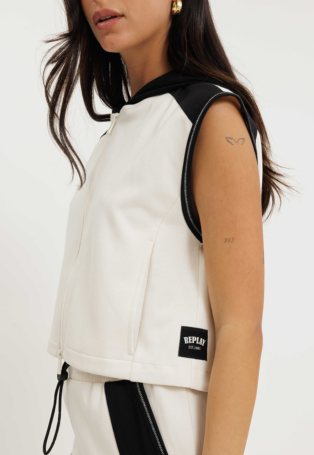 וסט קפוצ'ון לנשים לוגו בגב