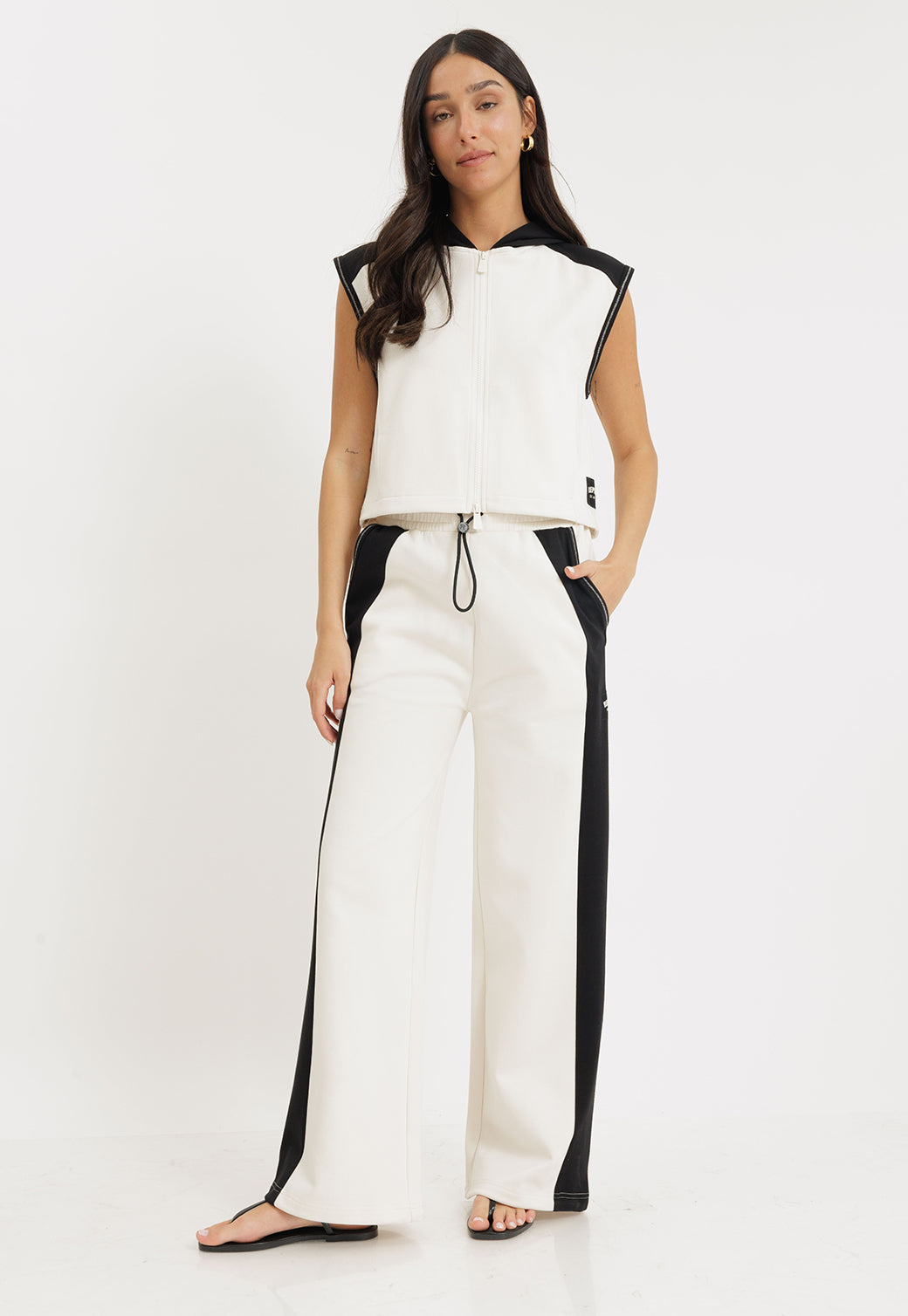 וסט קפוצ'ון לנשים לוגו בגב