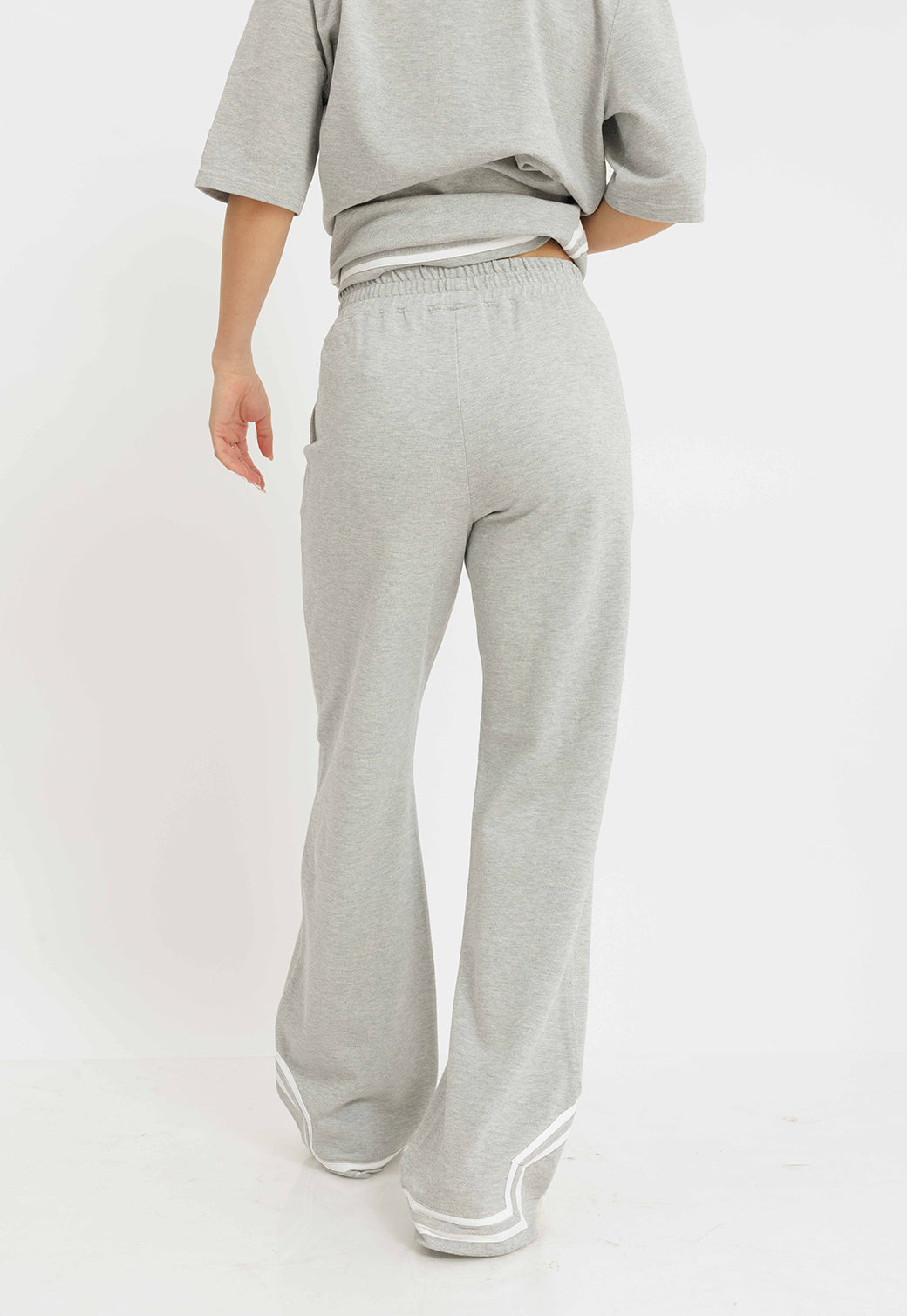 מכנסיים ארוכים לנשים בצבע אפור עם גימורים