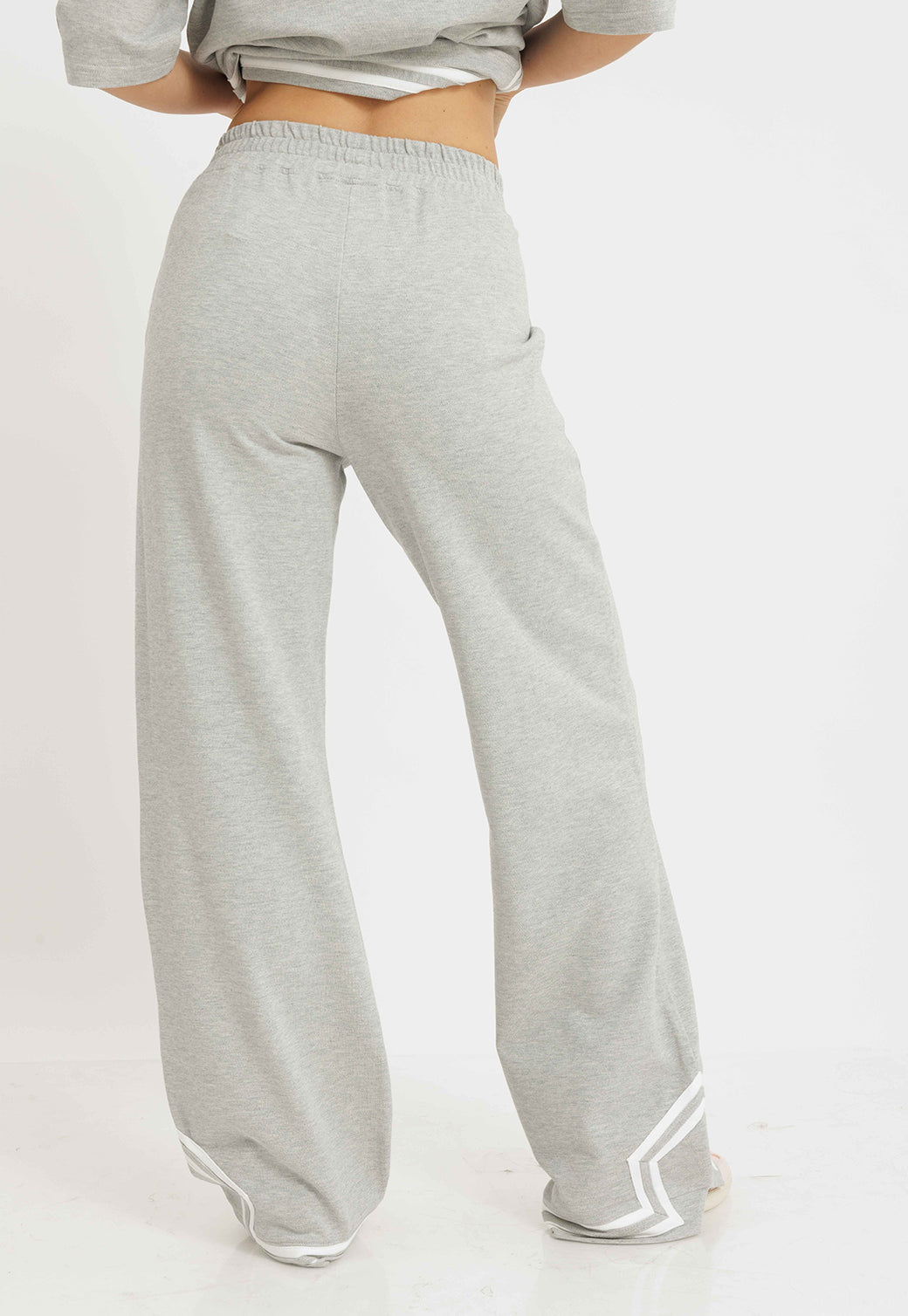 מכנסיים ארוכים לנשים בצבע אפור עם גימורים