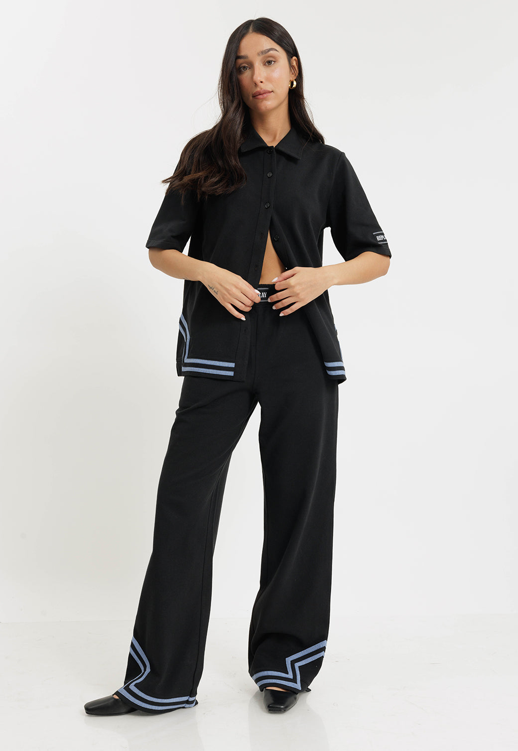 מכנסיים ארוכים לנשים בצבע שחור עם גימורים