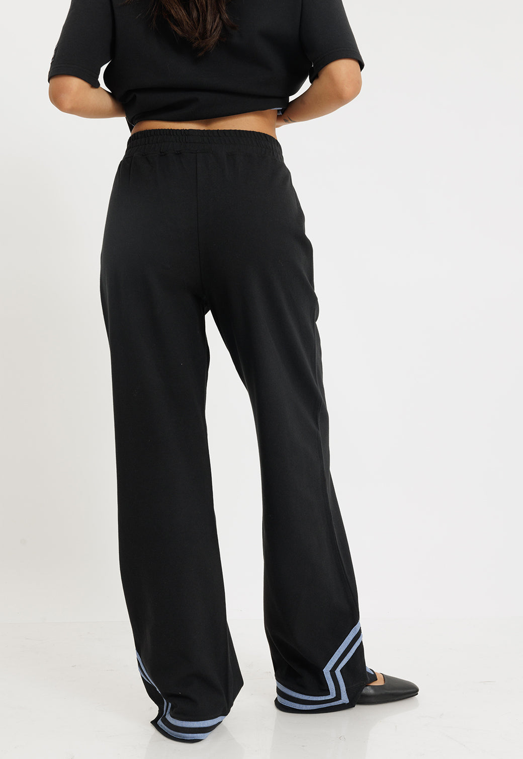 מכנסיים ארוכים לנשים בצבע שחור עם גימורים