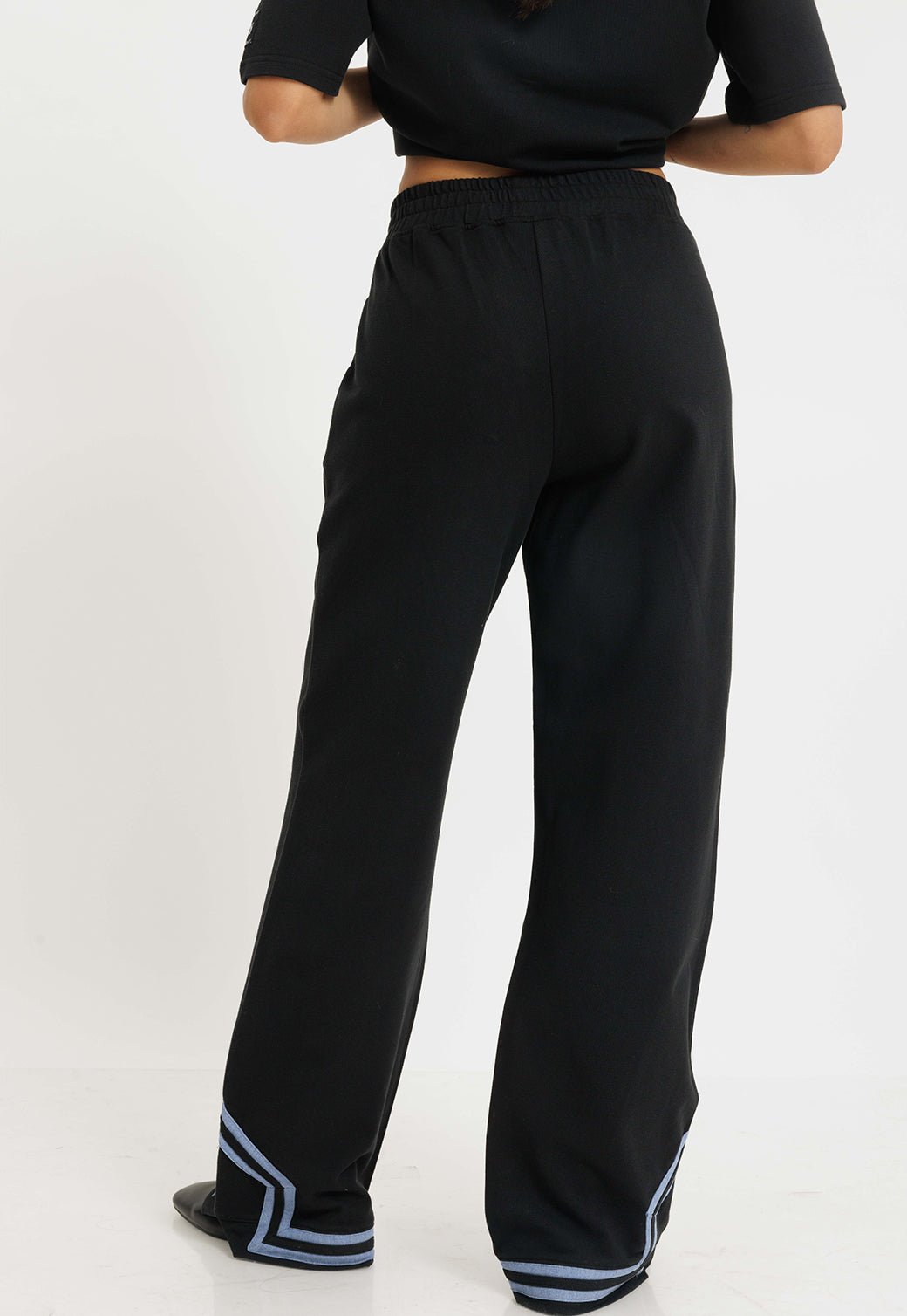 מכנסיים ארוכים לנשים בצבע שחור עם גימורים