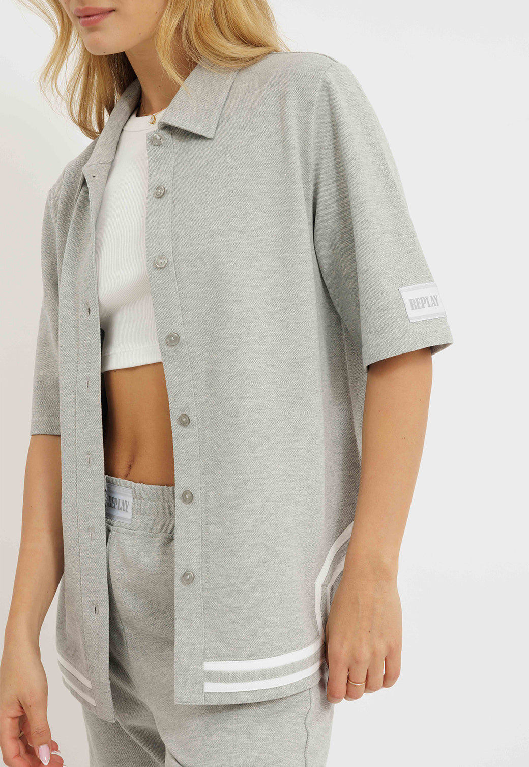 חולצה מכופתרת לנשים בצבע אפור