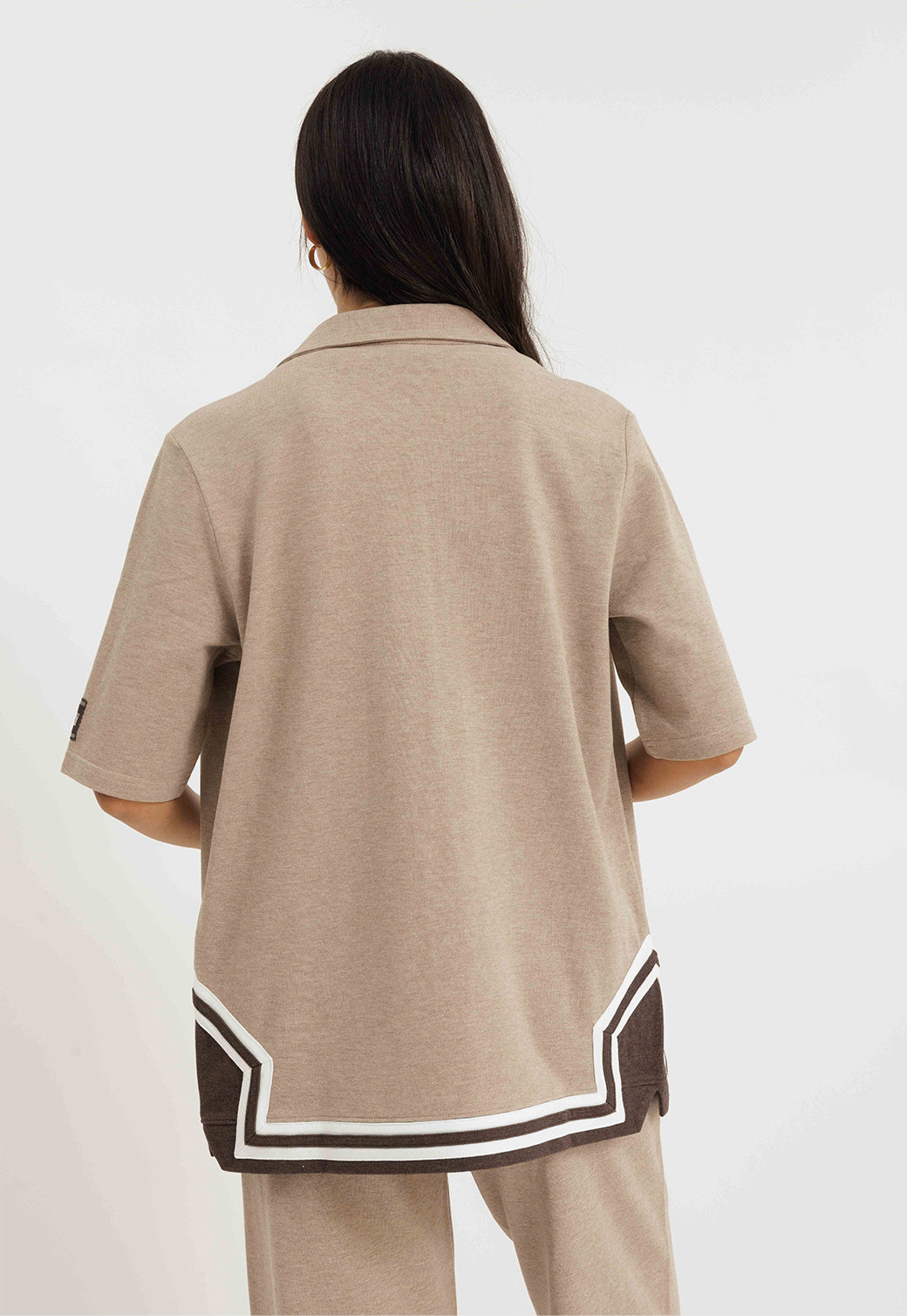 חולצה מכופתרת לנשים בצבע חום