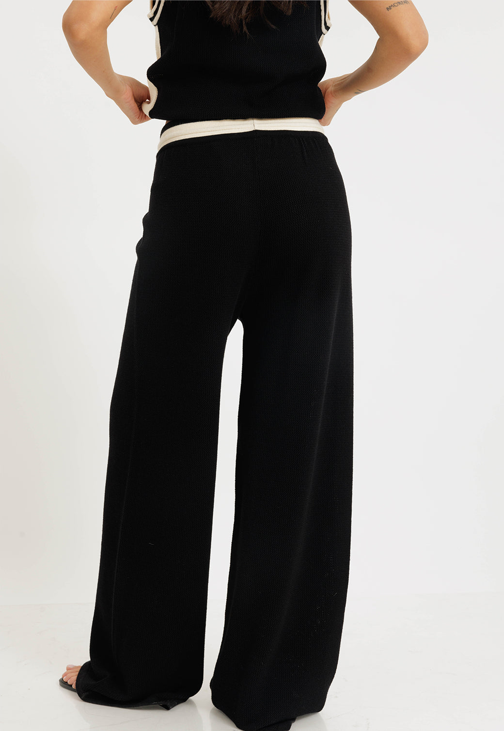 מכנסי רשת ארוכים בגזרה רחבה בצבע שחור