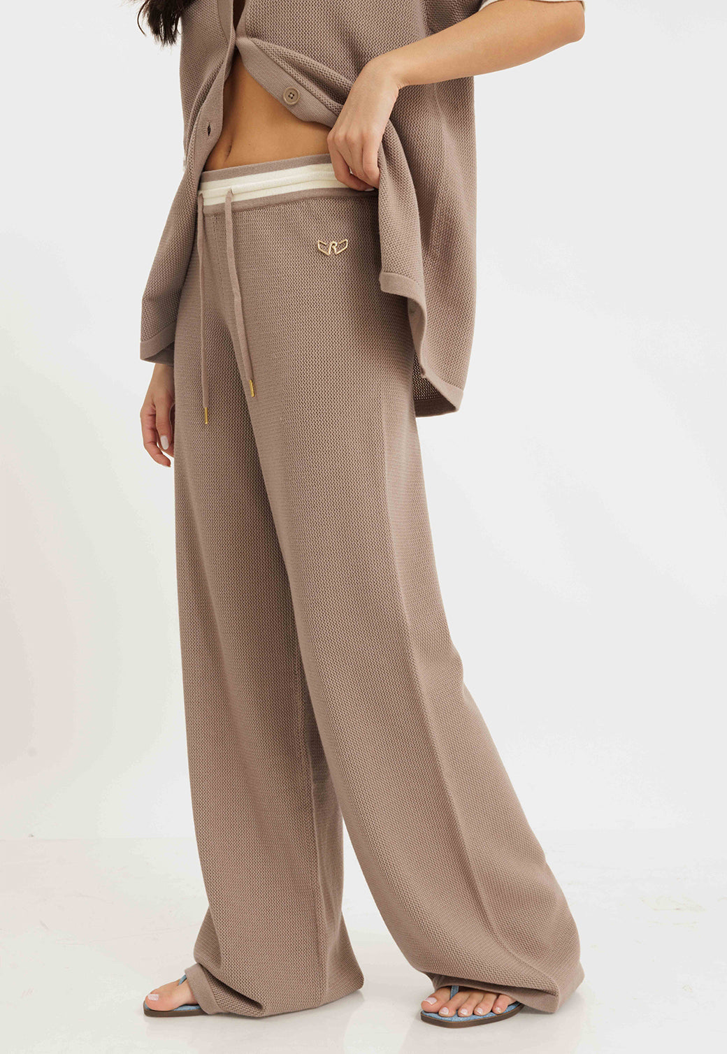 מכנסי רשת ארוכים בגזרה רחבה בצבע חום