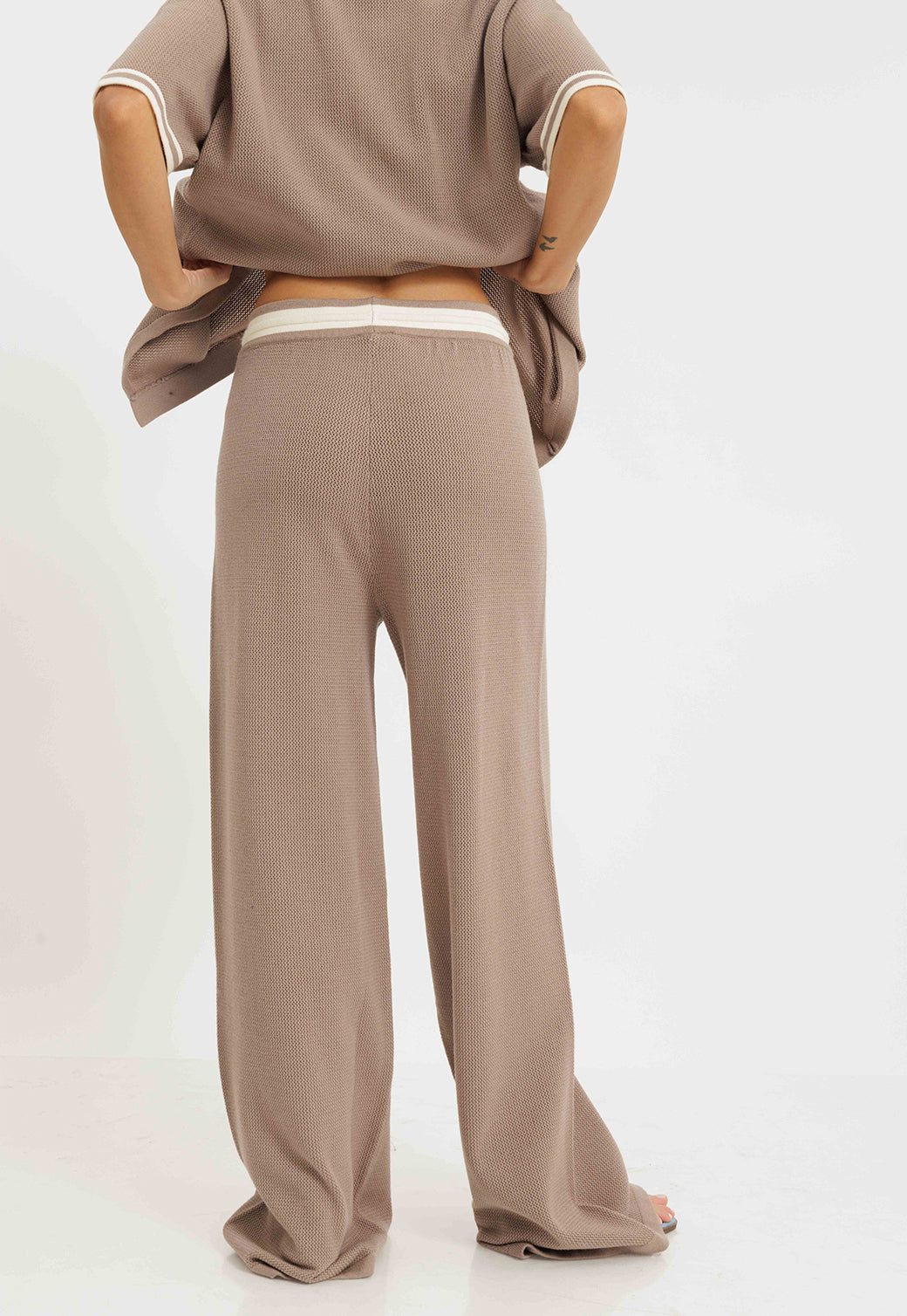 מכנסי רשת ארוכים בגזרה רחבה בצבע חום