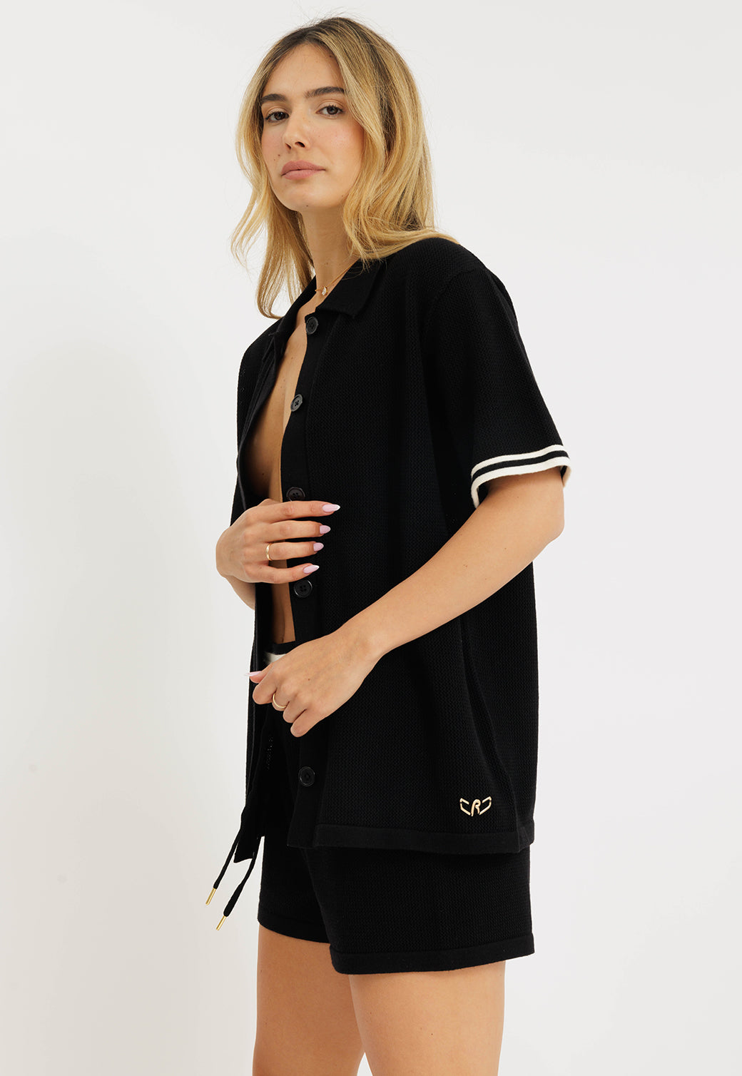 חולצת רשת קצרה מכופתרת בצבע שחור