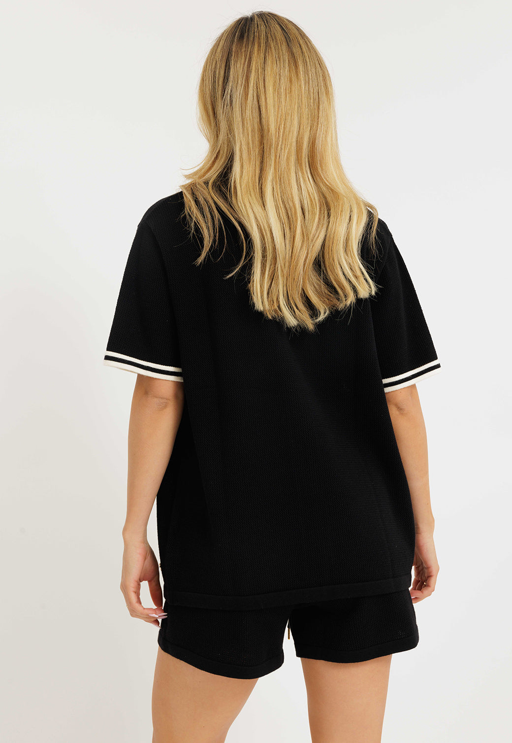 חולצת רשת קצרה מכופתרת בצבע שחור