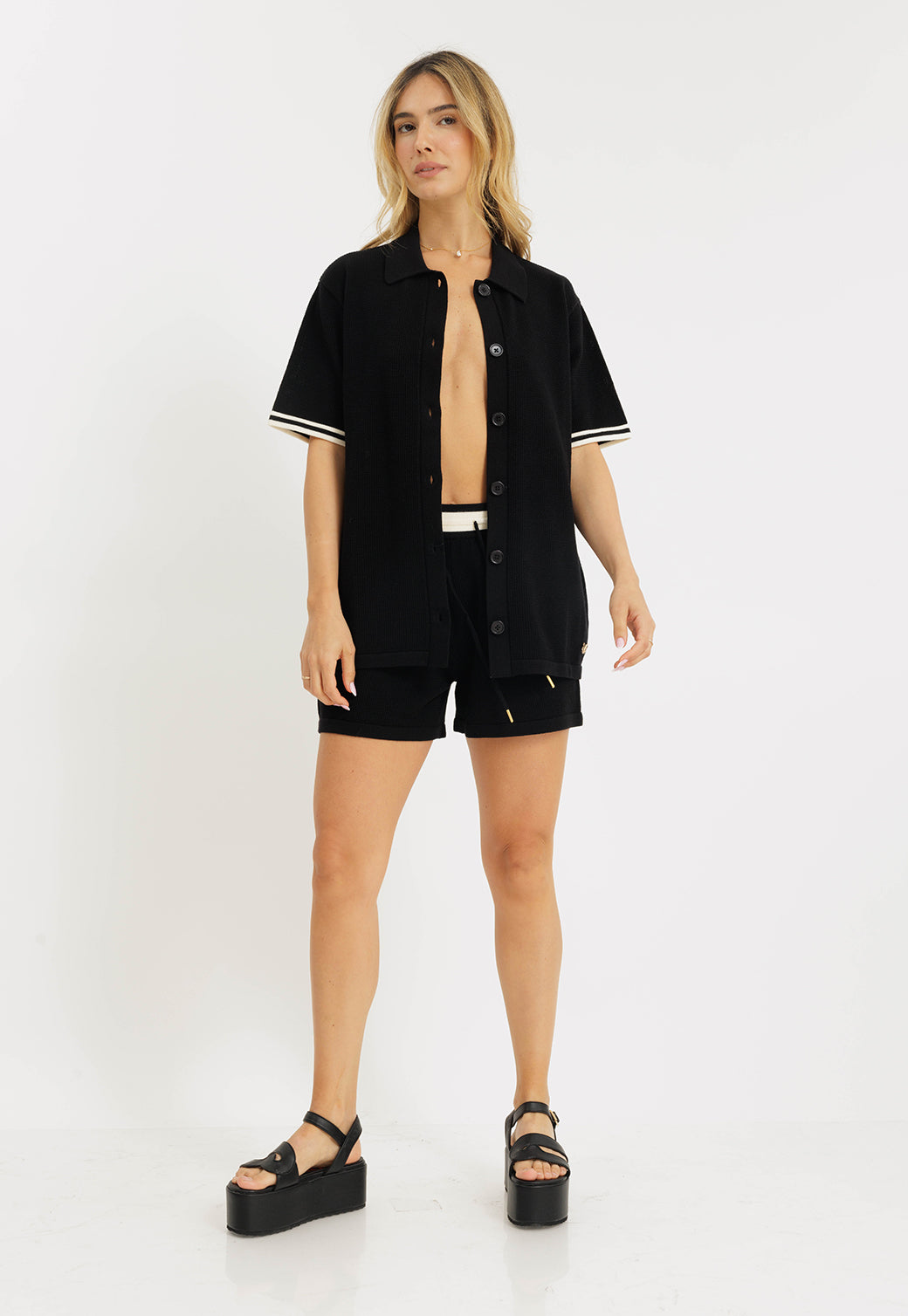 חולצת רשת קצרה מכופתרת בצבע שחור