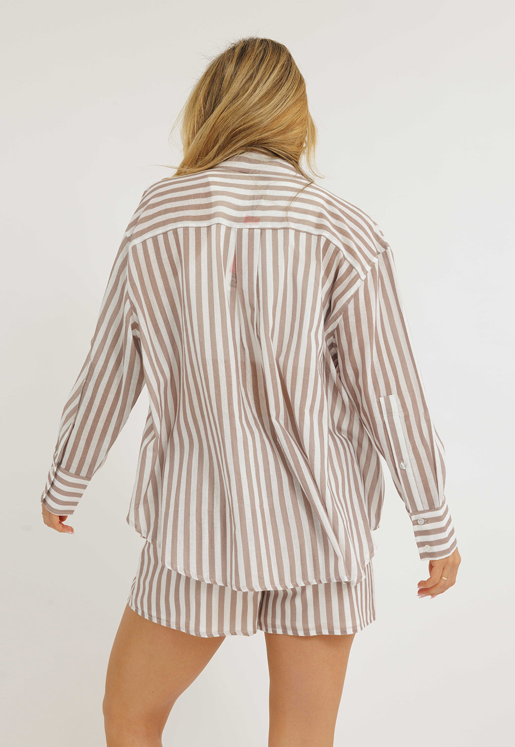 חולצת מכופתרת ארוכה לנשים פסים מוקה/לבן