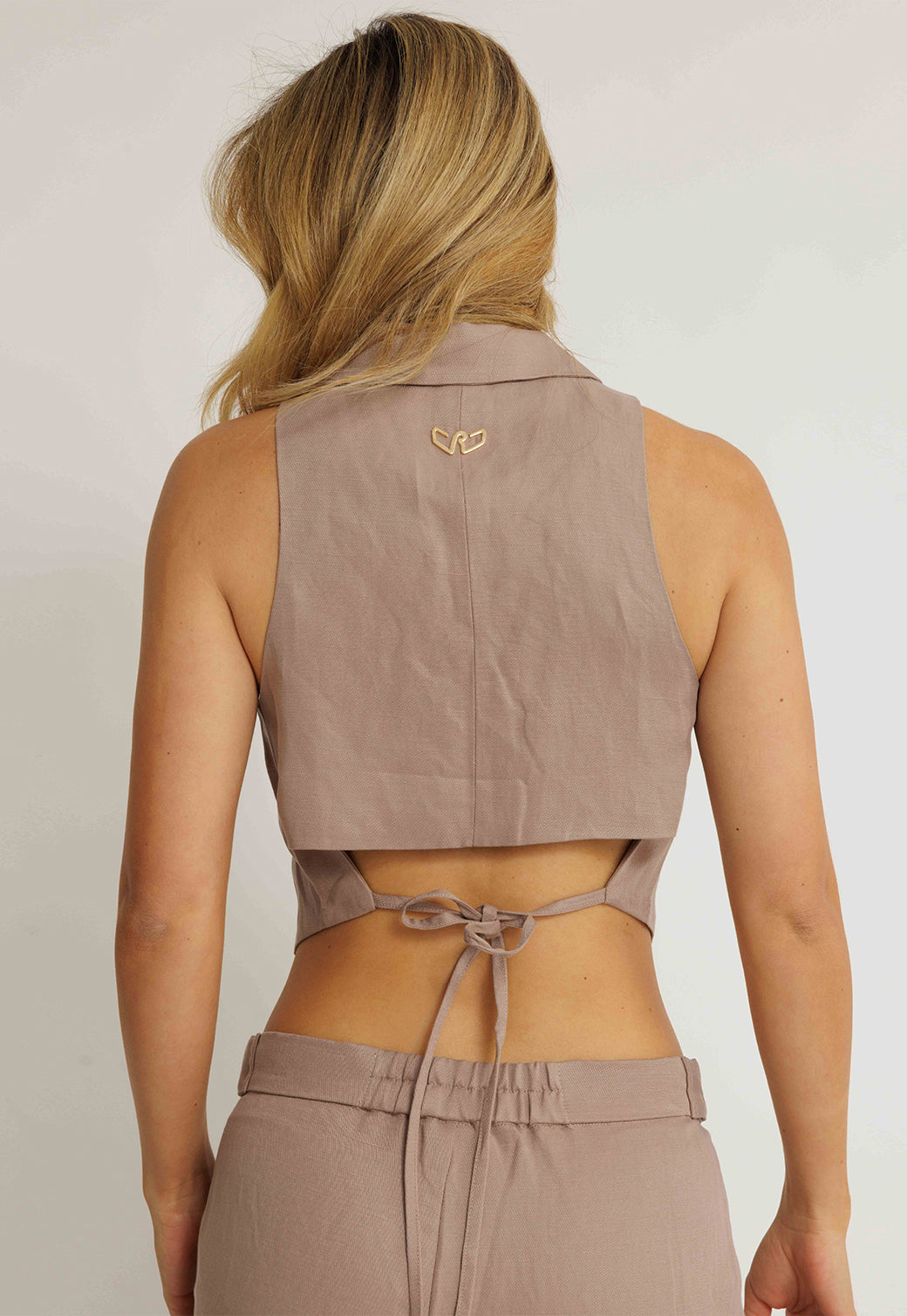 ווסט מחויט ללא שרוולים בצבע חום בהיר